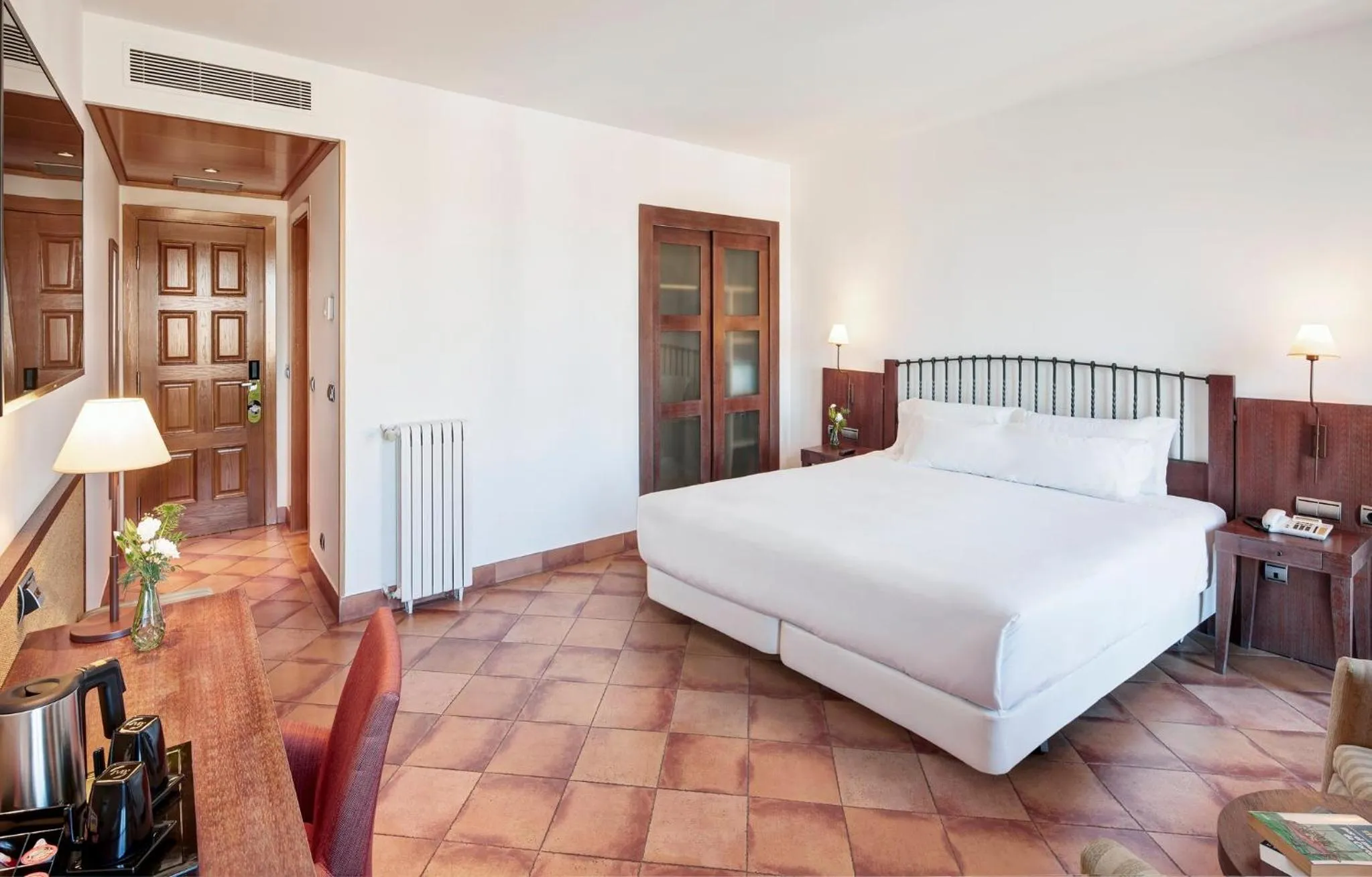 Photo of the whole room, Bed in Sercotel Toledo Renacimiento