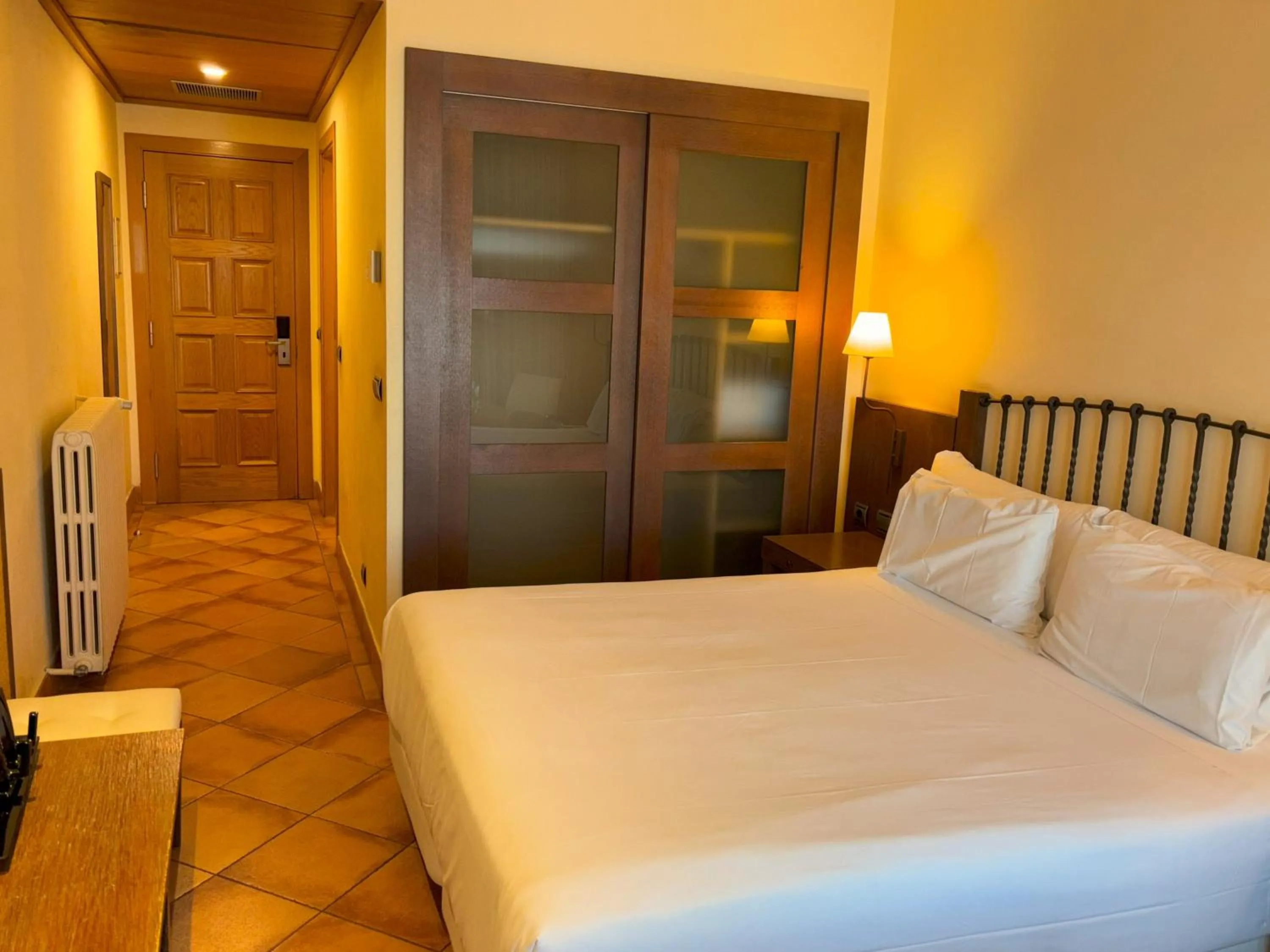 Photo of the whole room, Bed in Sercotel Toledo Renacimiento