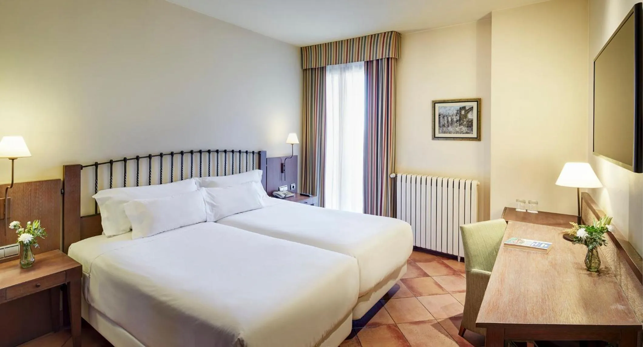 Photo of the whole room, Bed in Sercotel Toledo Renacimiento
