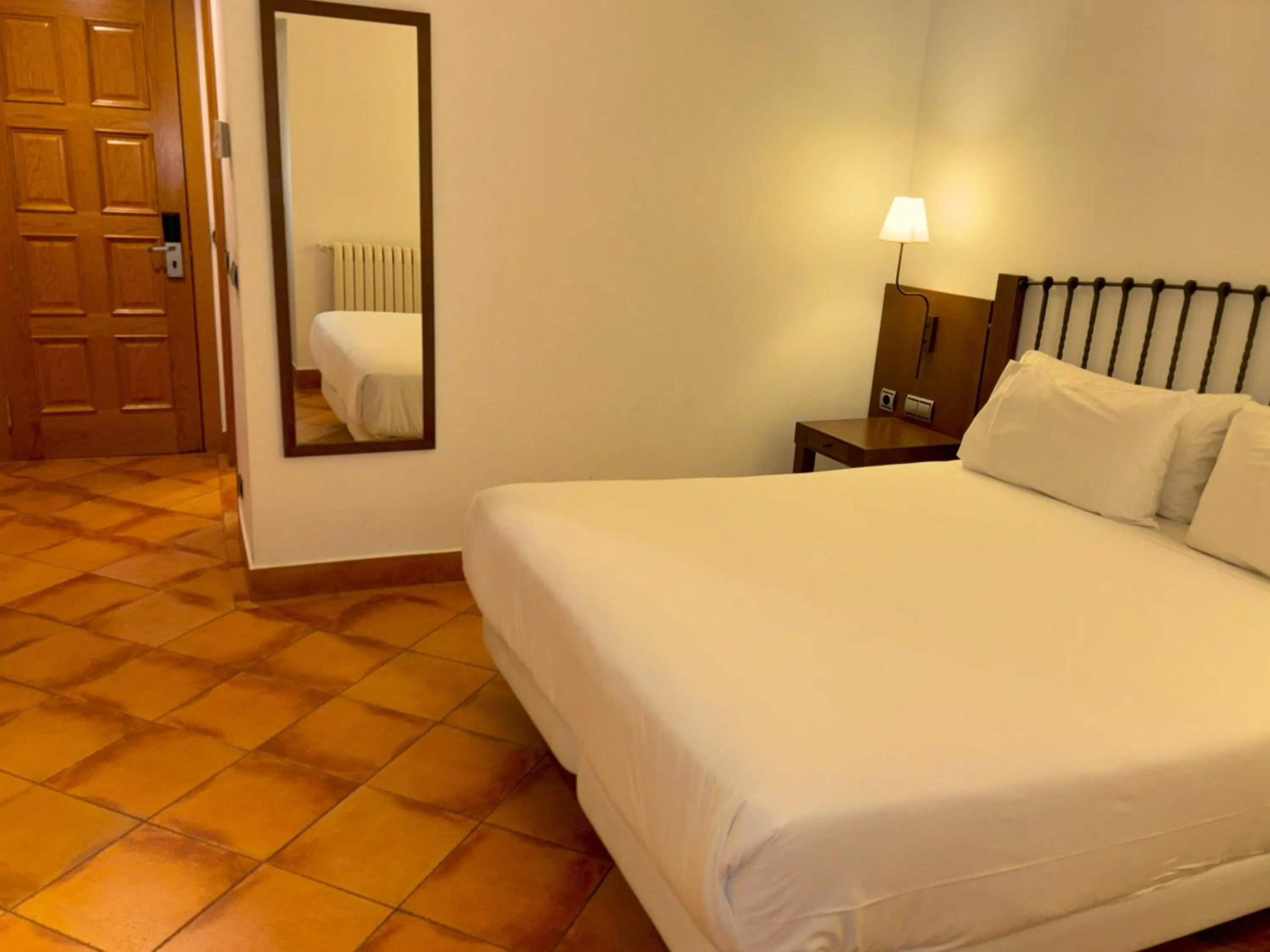 Photo of the whole room, Bed in Sercotel Toledo Renacimiento