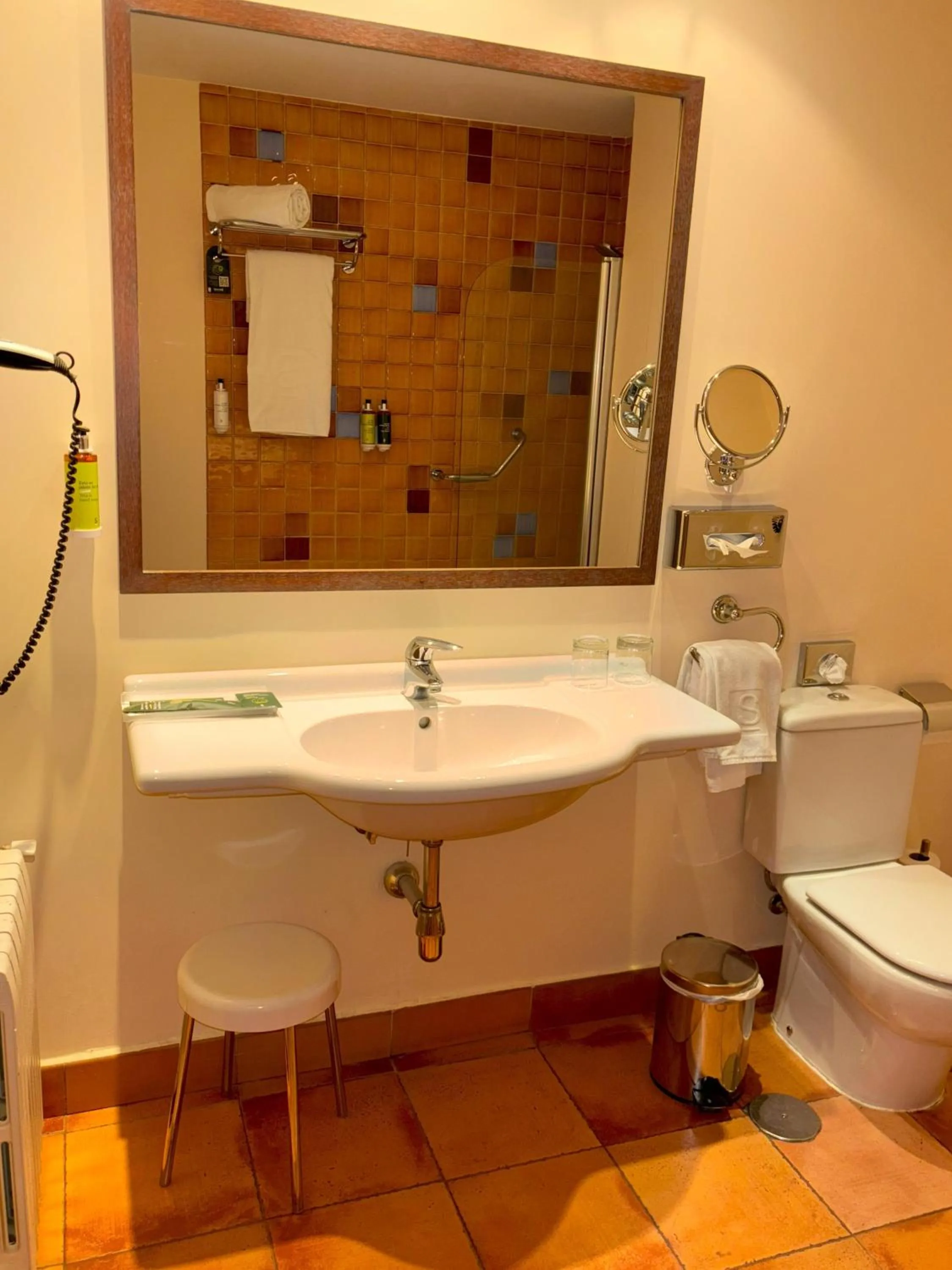 Bathroom in Sercotel Toledo Renacimiento