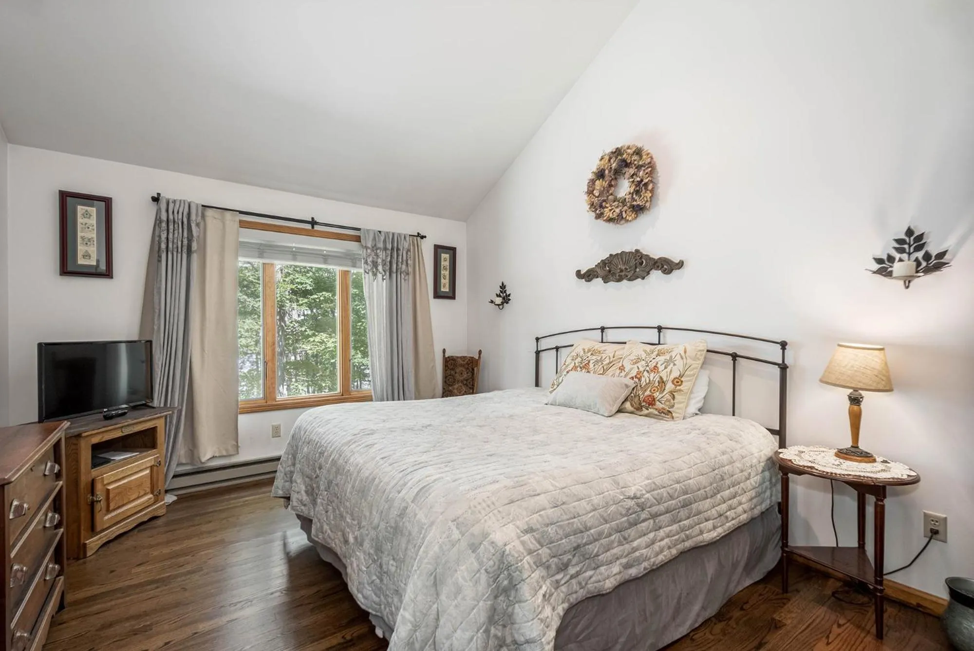 Bed in Lakeside Vista