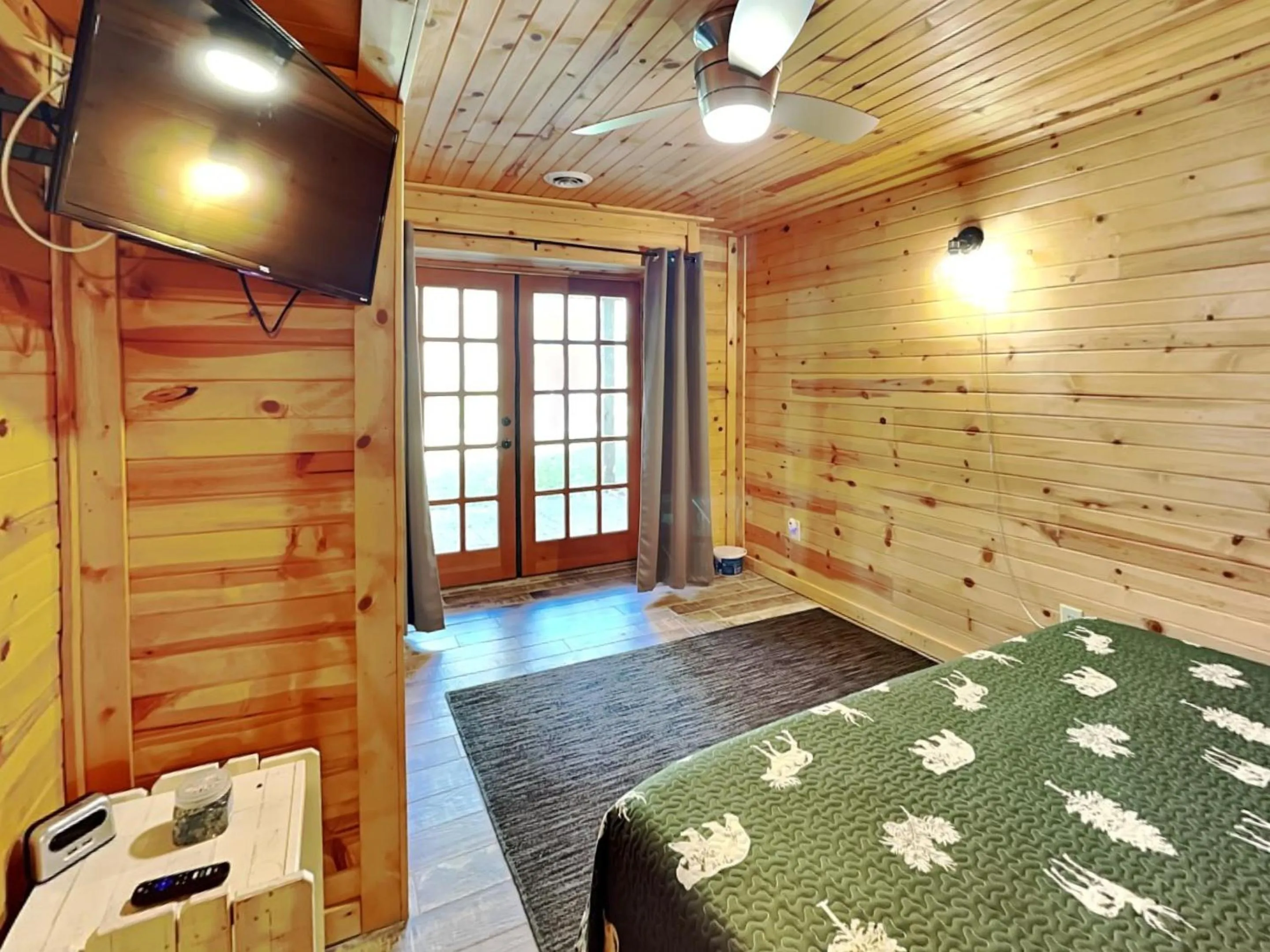 Bed in LakeStar Chalet