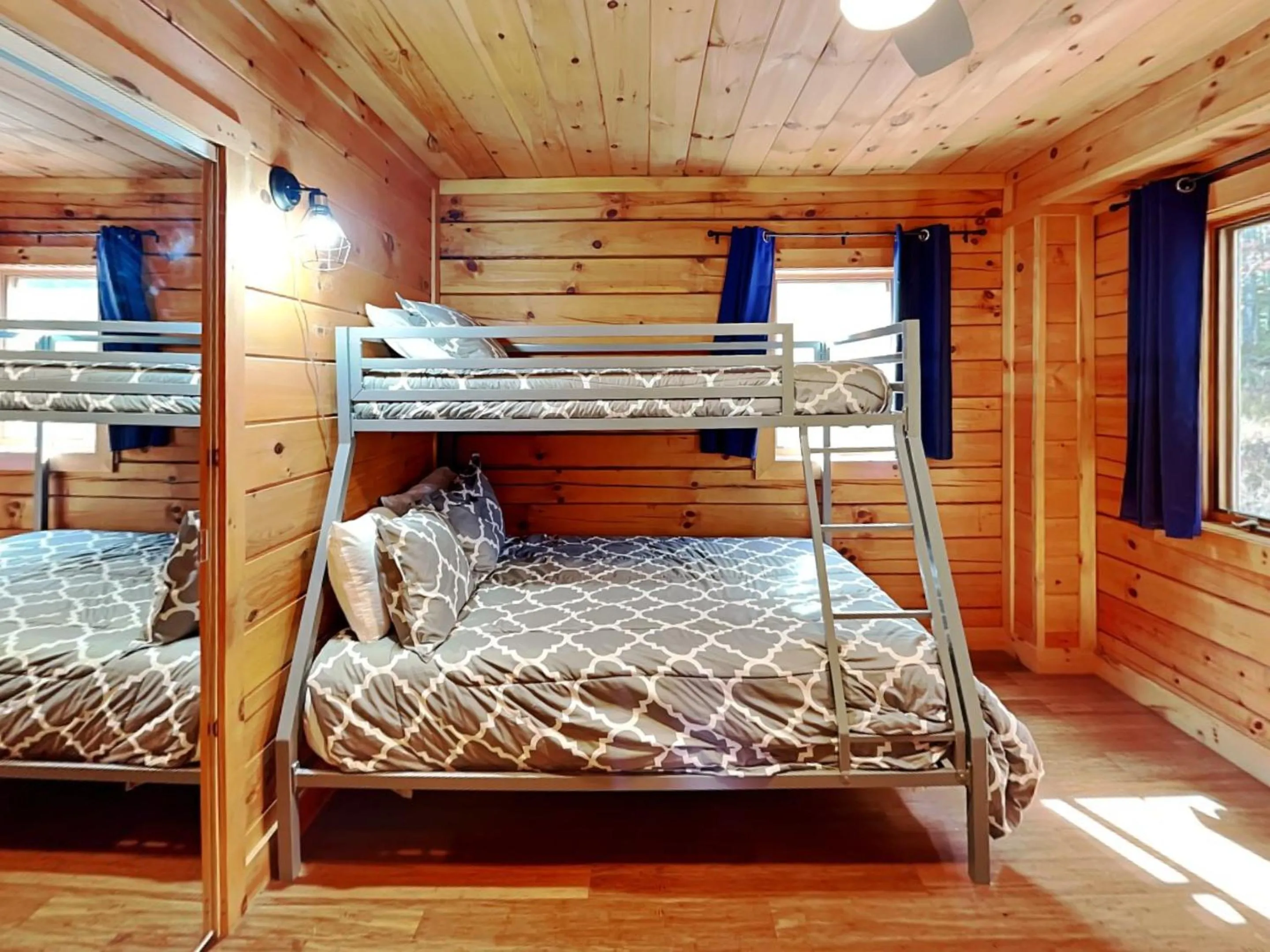 Bed in LakeStar Chalet