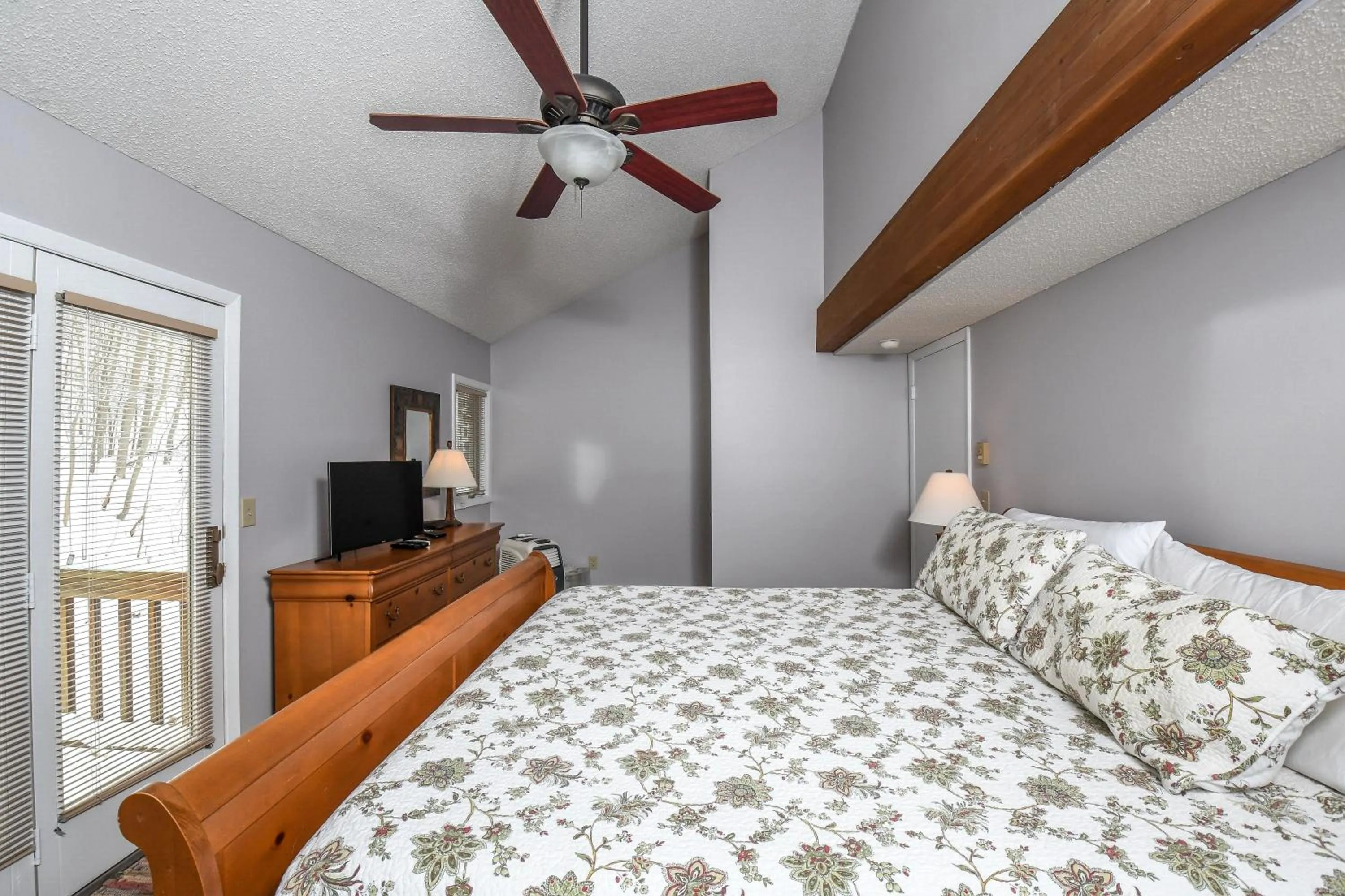 Bed in Pivots & Divots