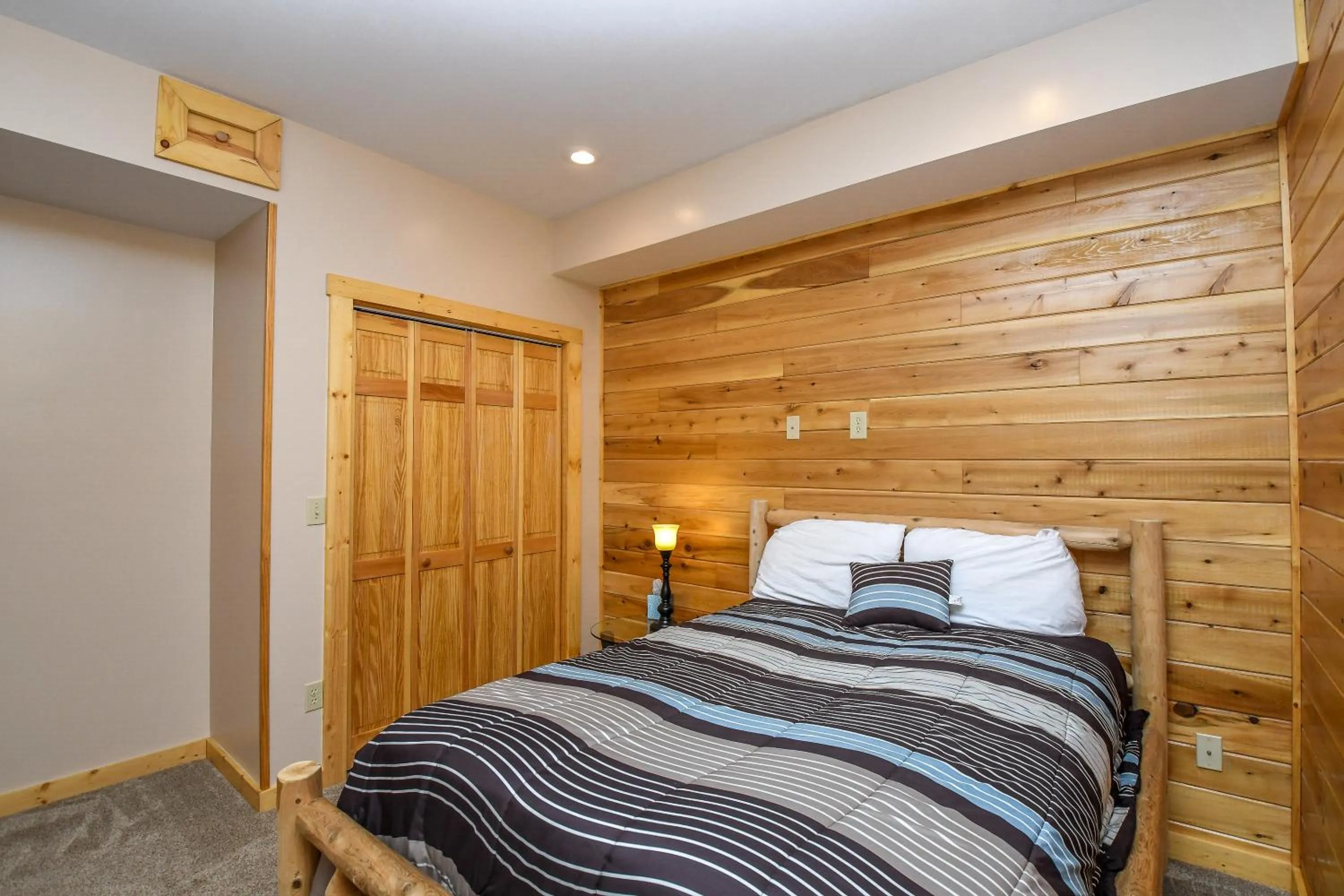 Property building, Bed in Cedar Shores Villa 03