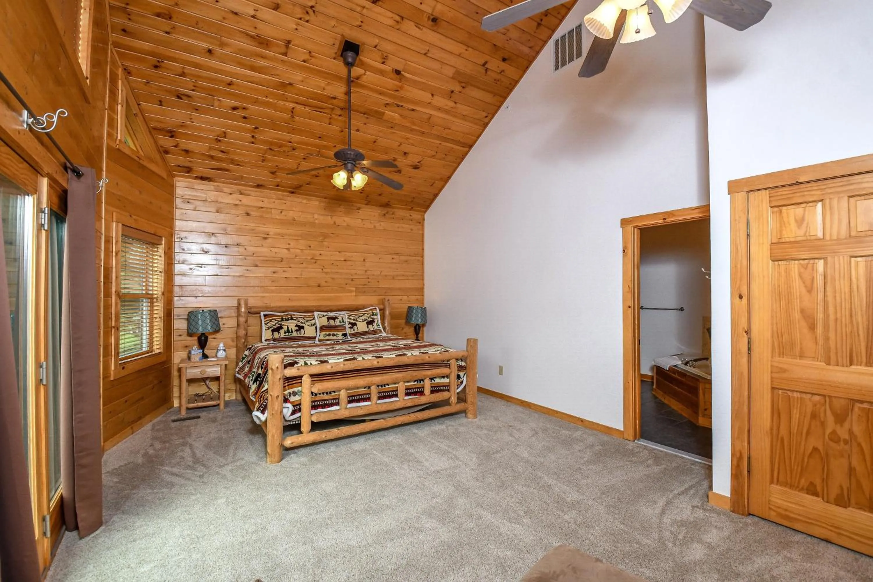 Property building, Bed in Cedar Shores Villa 03