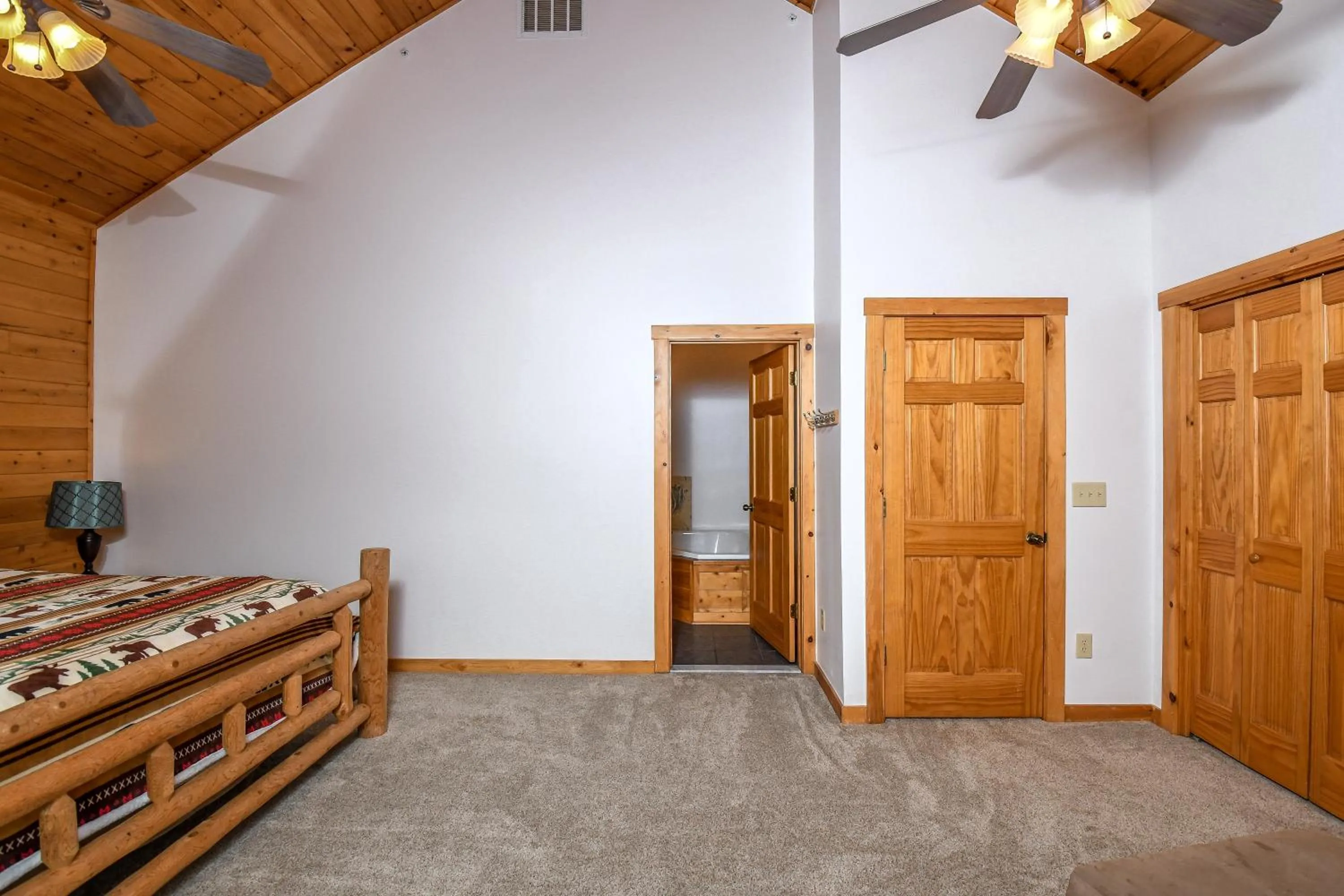 Property building, Bed in Cedar Shores Villa 03