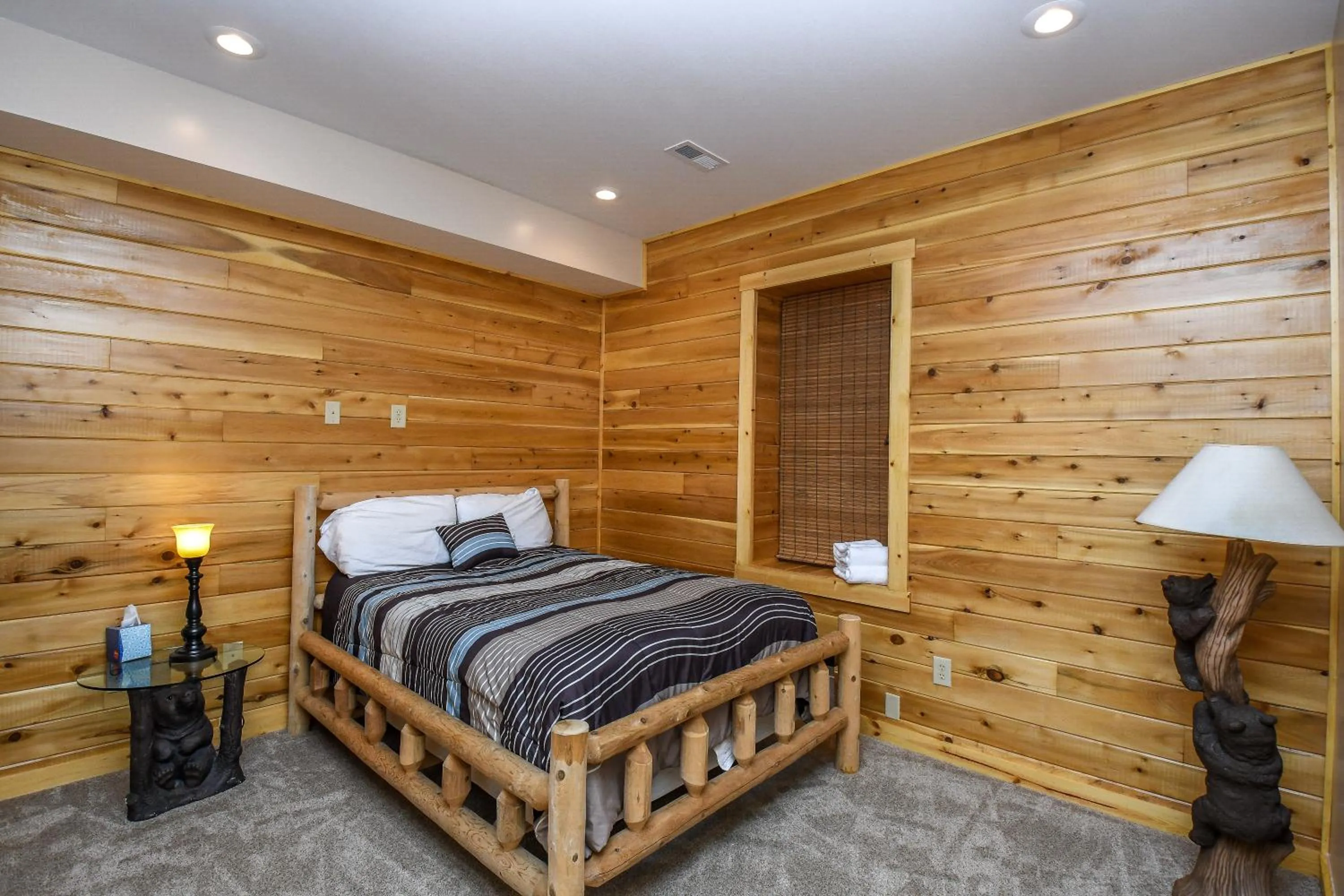 Property building, Bed in Cedar Shores Villa 03