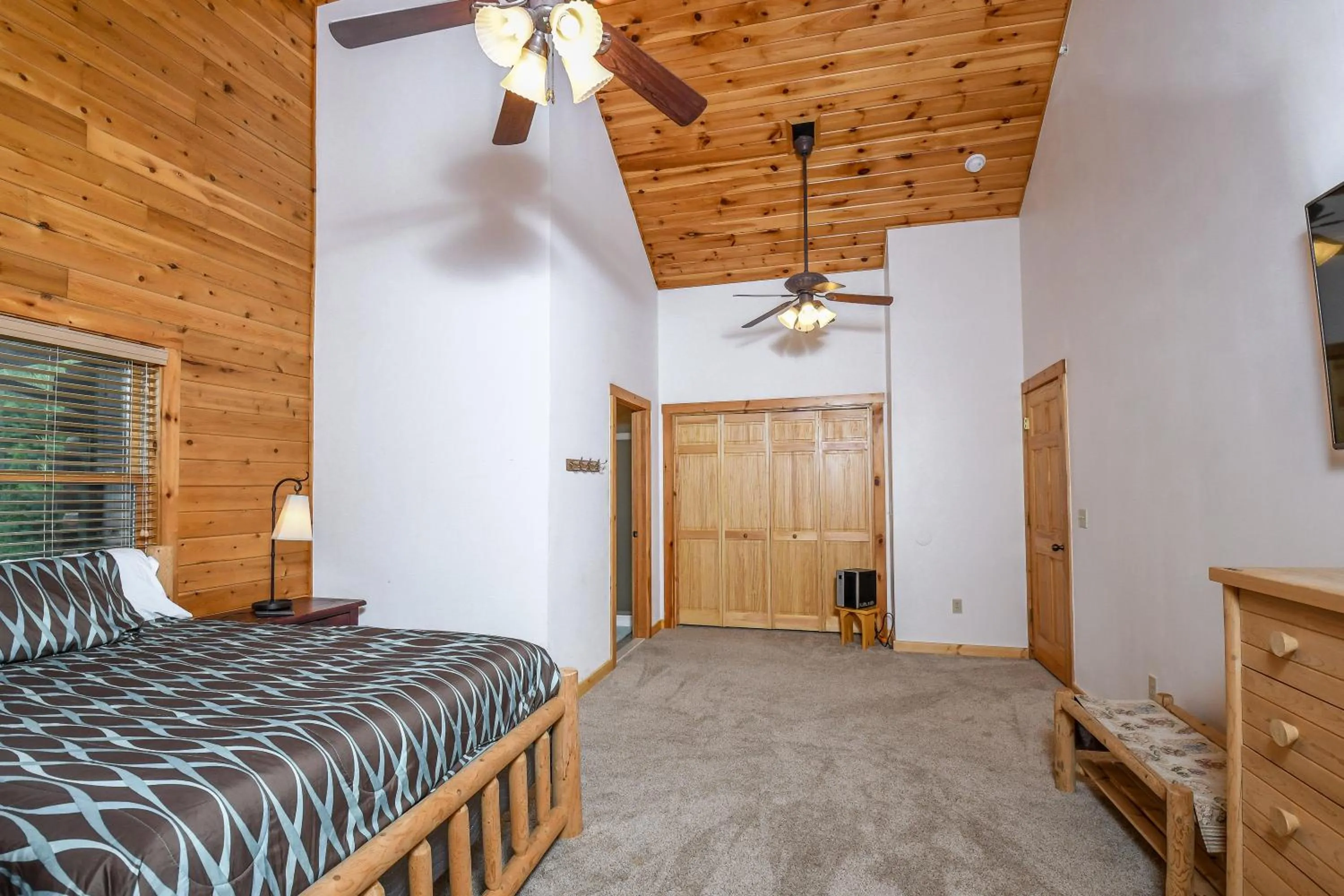 Property building, Bed in Cedar Shores Villa 03