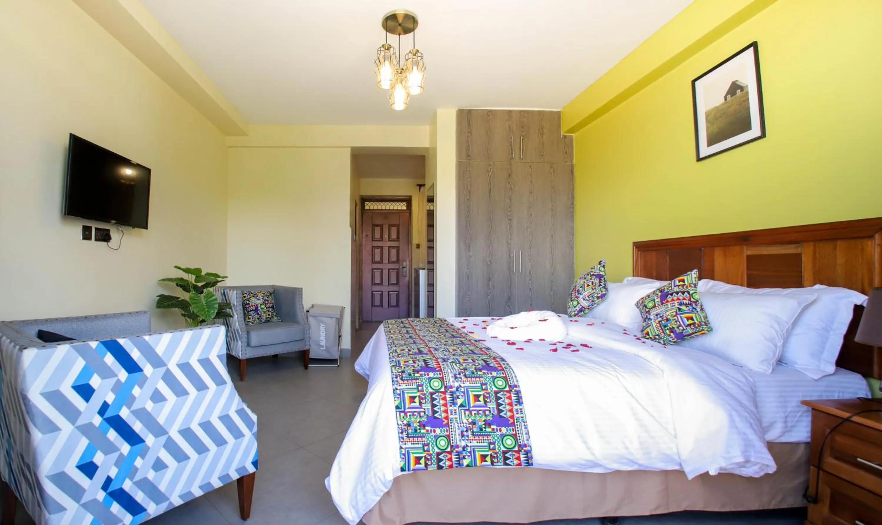 TV and multimedia in Lantern Serviced Apartments