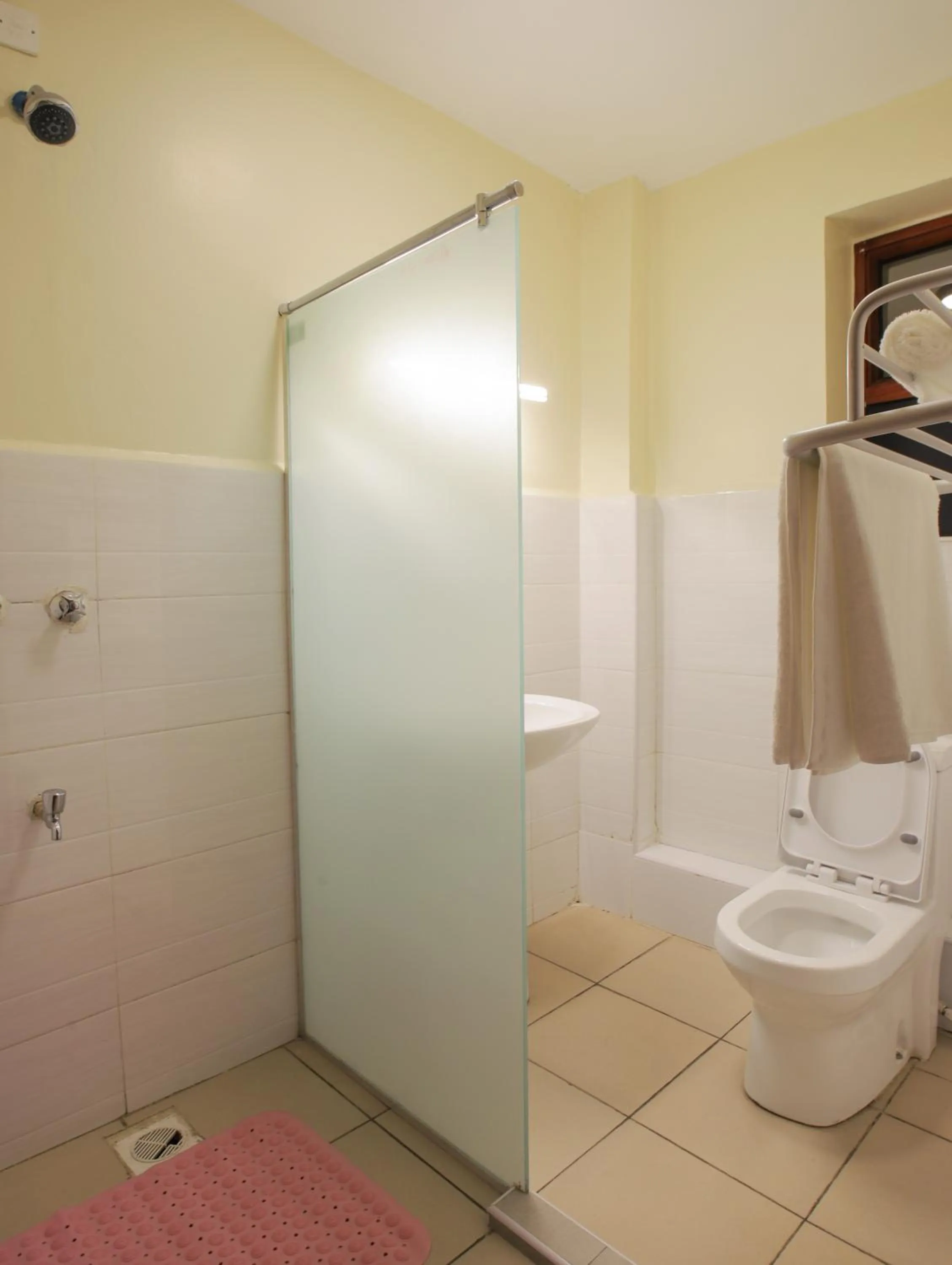 Toilet in Lantern Serviced Apartments