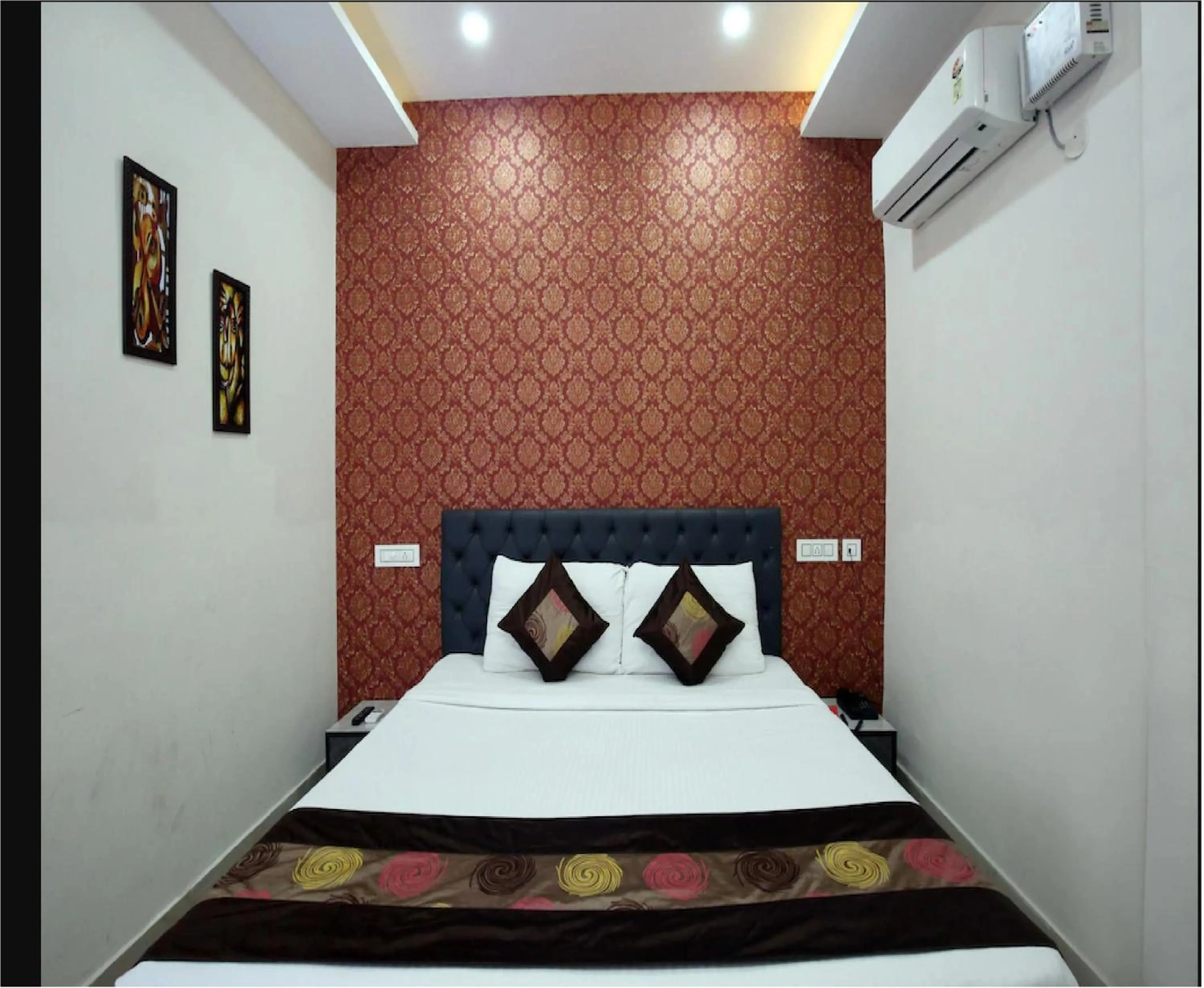 Bed in Hotel Cross Road By WB Inn