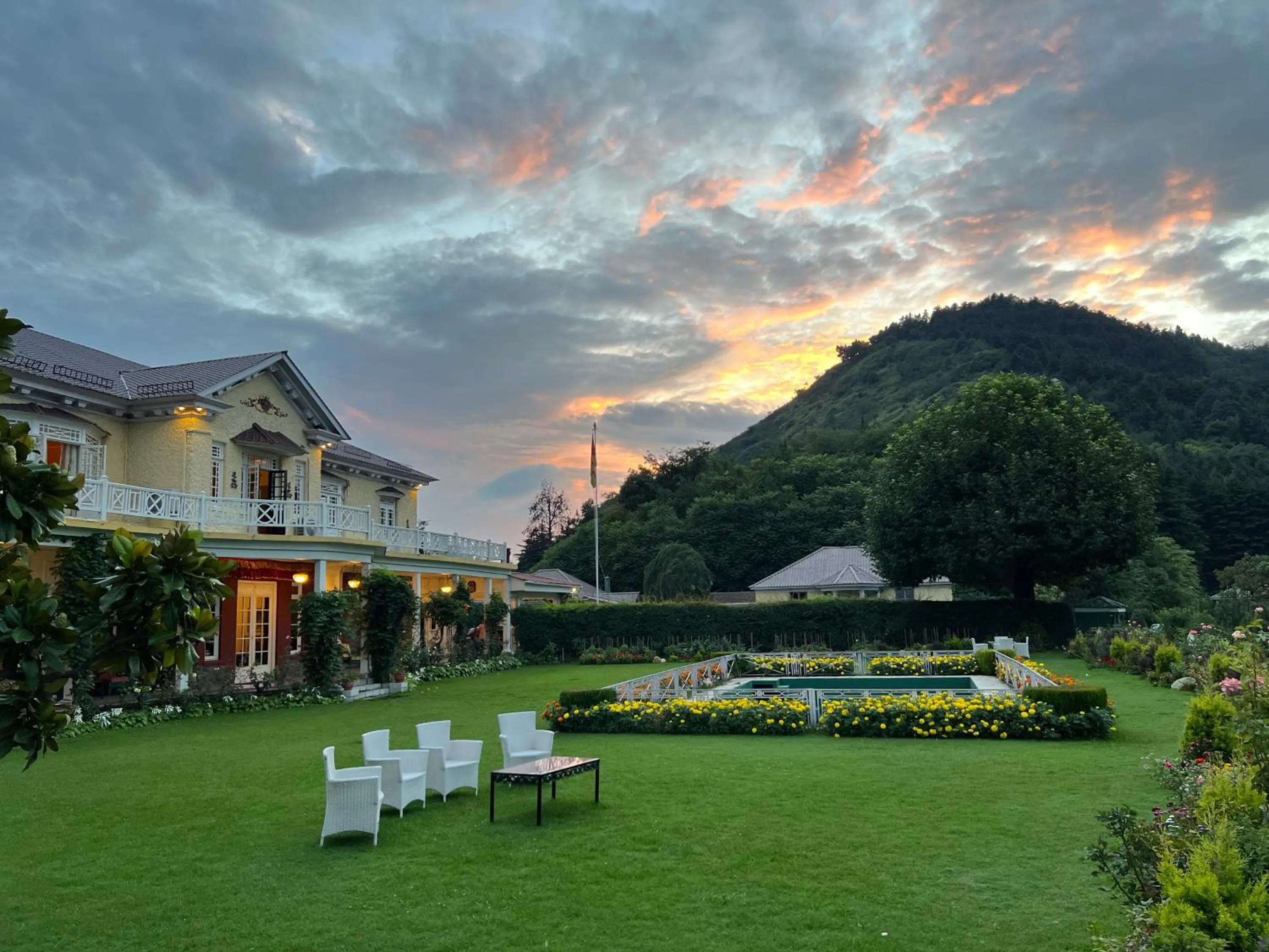 Property building in Karan Mahal