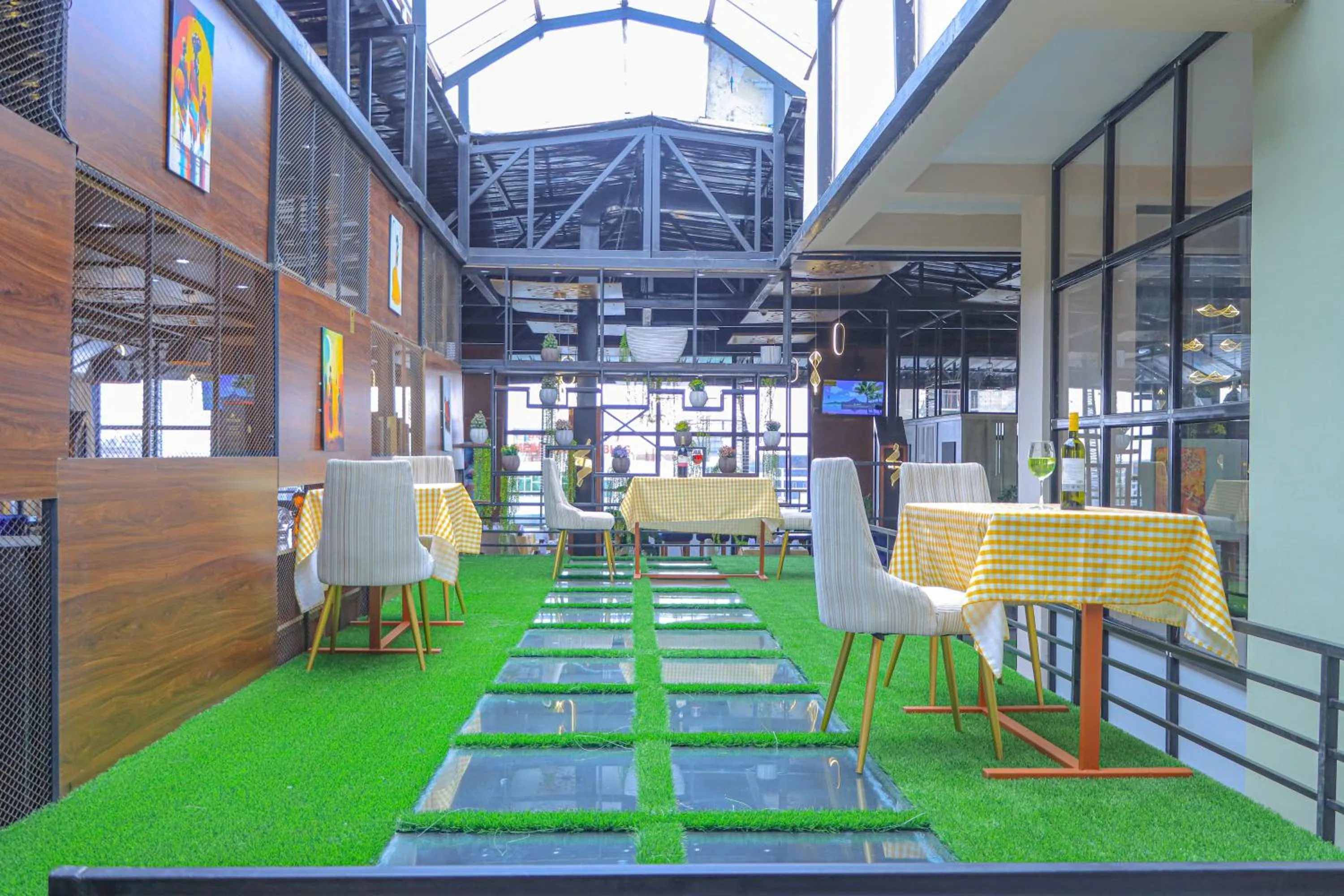 Restaurant/places to eat in South Gate Hotel Apartment