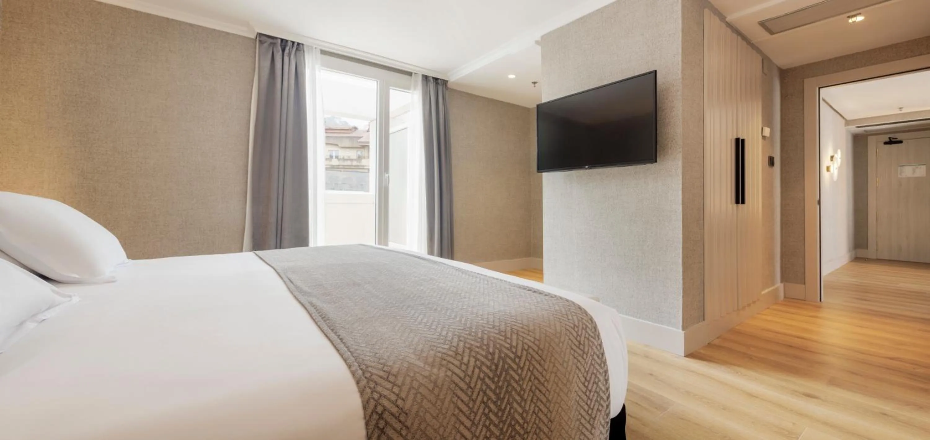 Bedroom, Bed in Hotel Ilunion San Sebastián