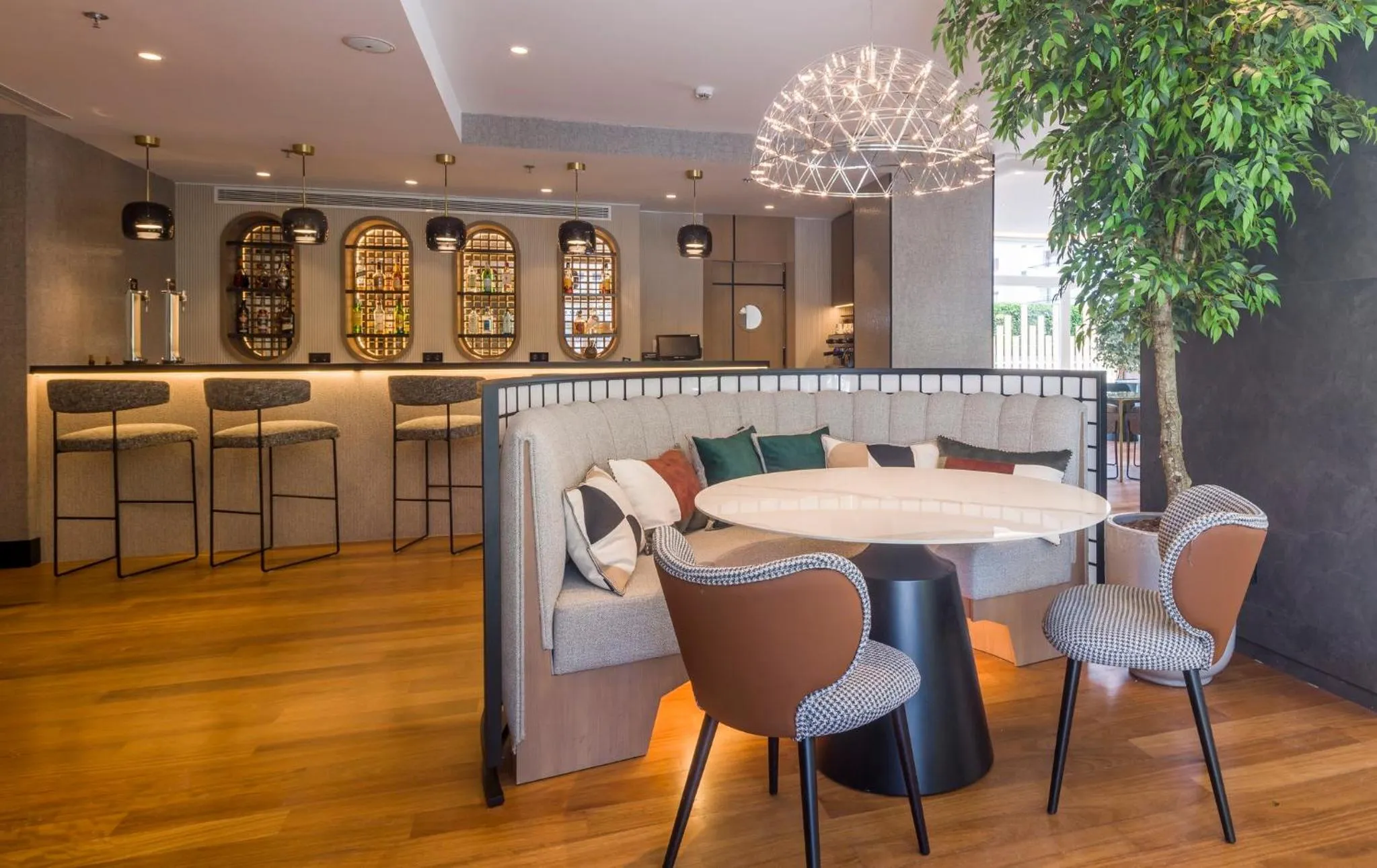 Lounge or bar in Hotel Ilunion San Sebastián