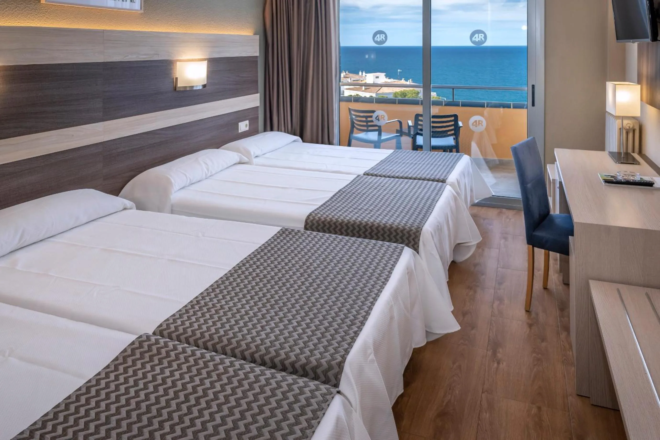 Photo of the whole room, Bed in 4R Playa Park