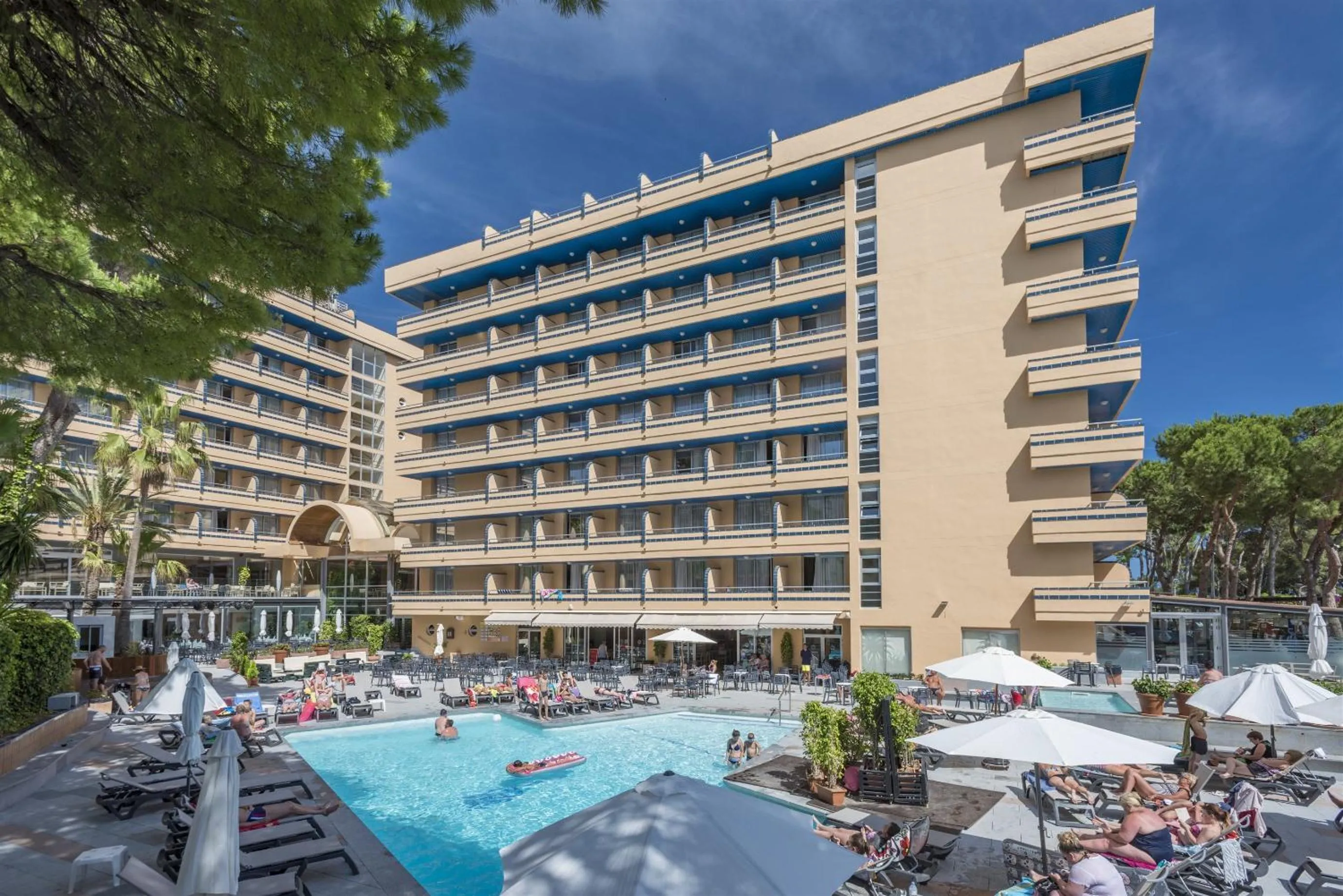 Swimming pool in 4R Playa Park