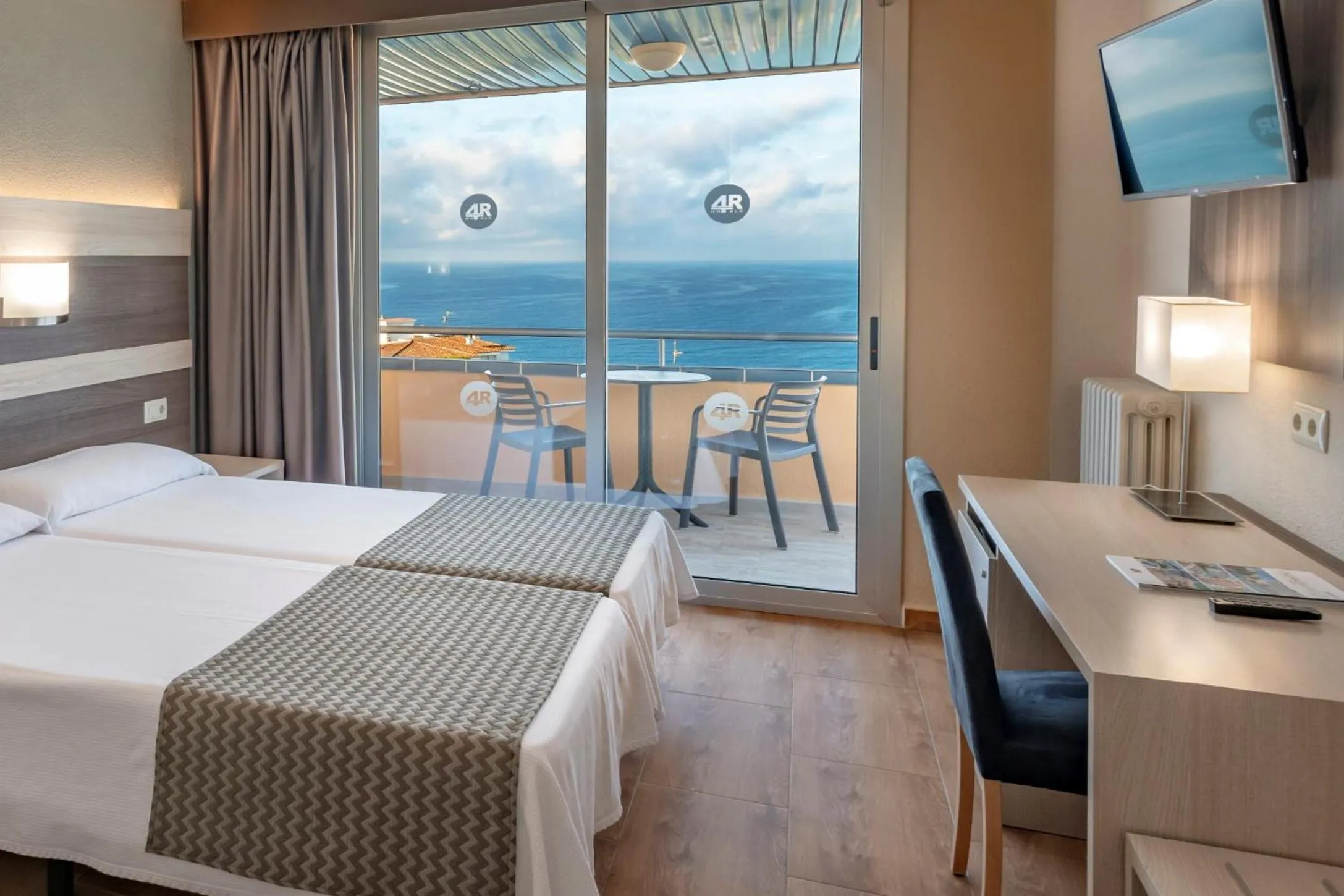 Photo of the whole room, Bed in 4R Playa Park