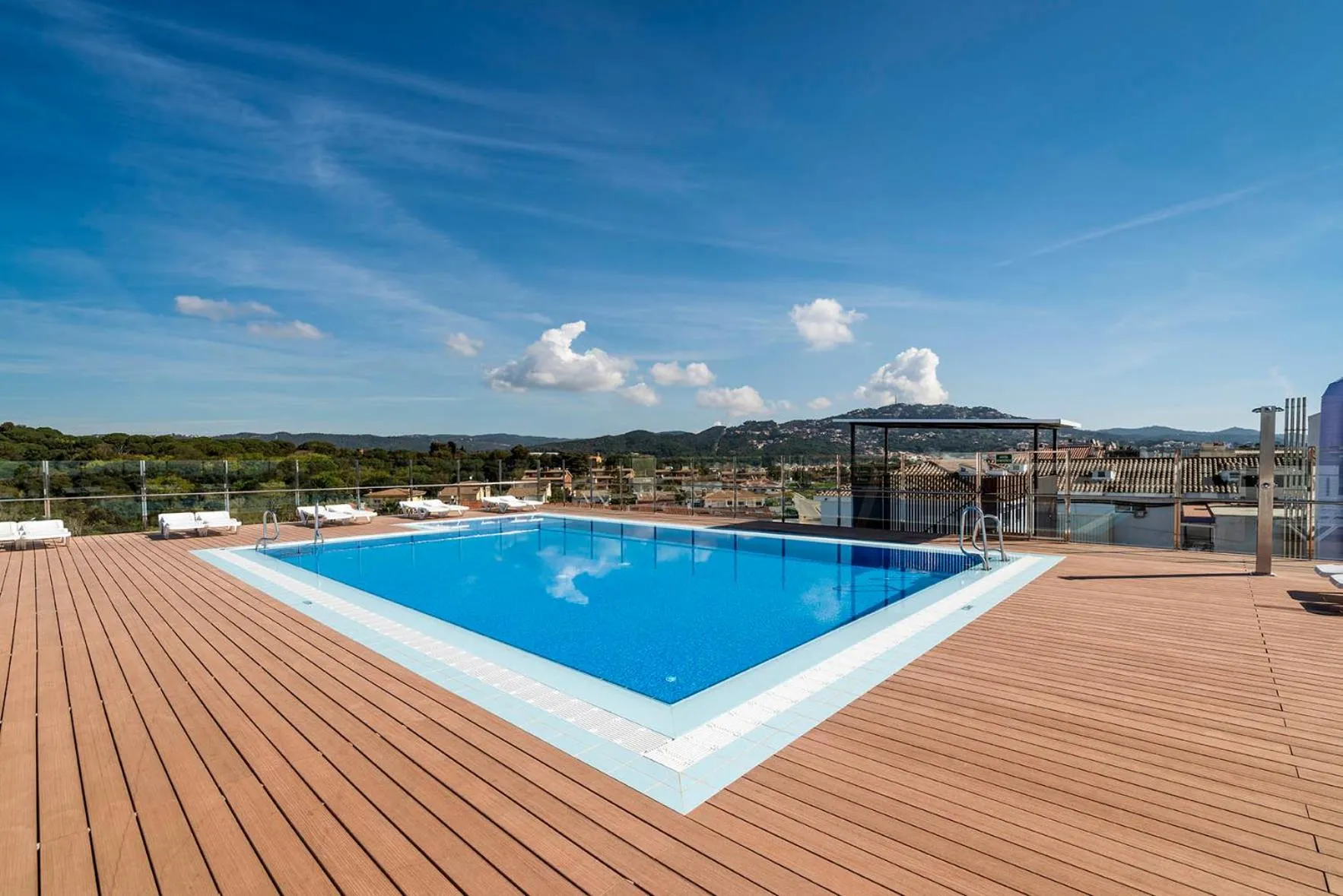 Swimming pool in Apartaments Condado by Marsol