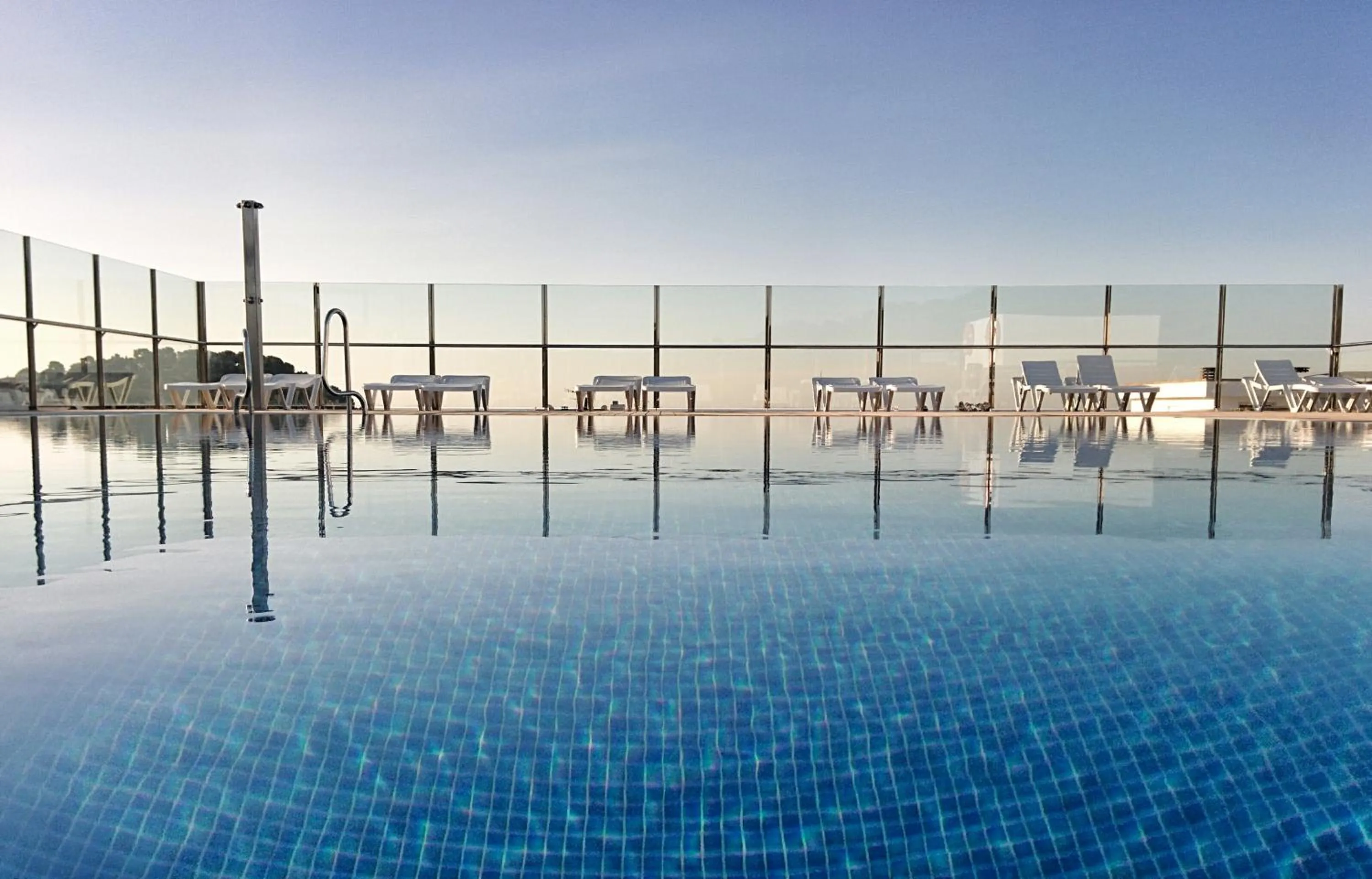 Swimming pool in Apartaments Condado by Marsol