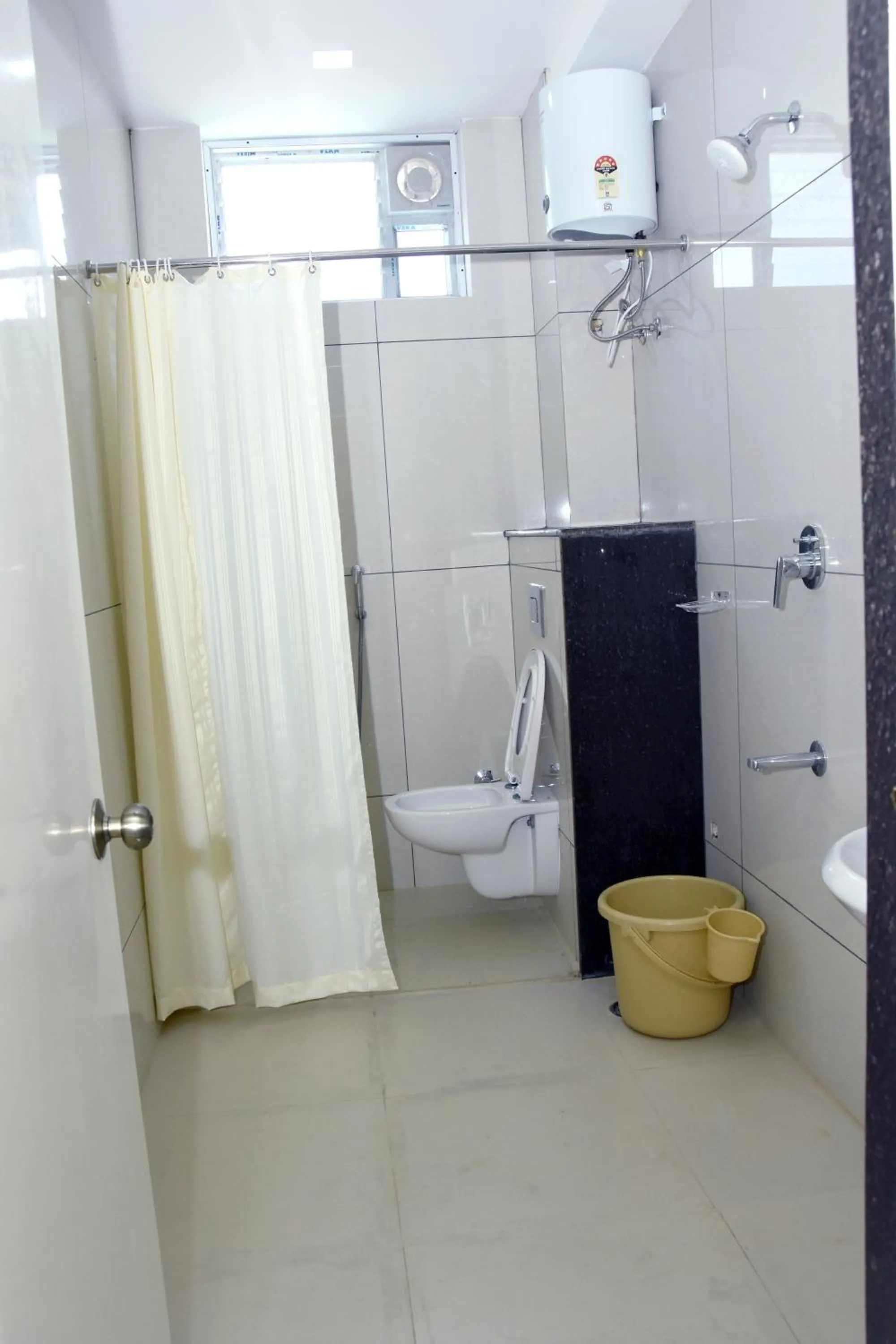 Shower in Sri Aswin Grand