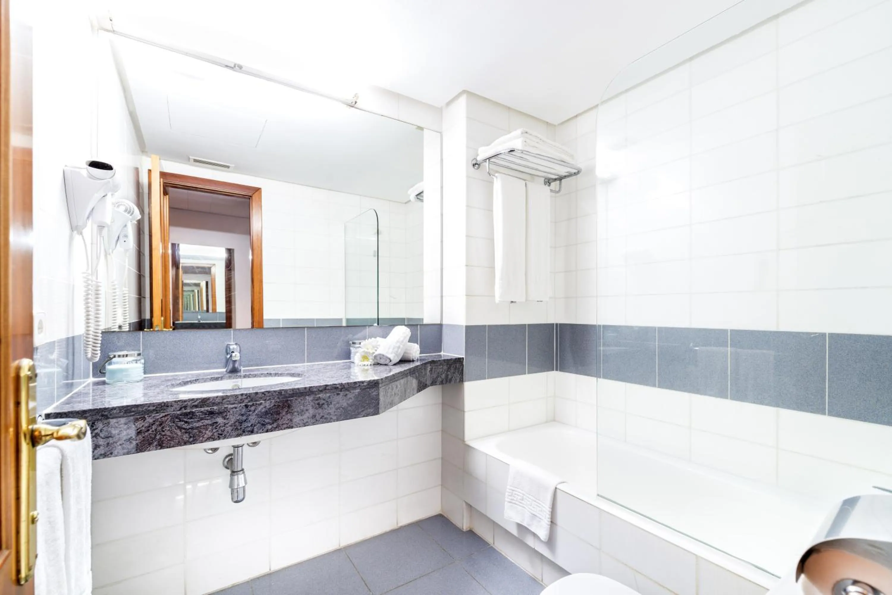 Toilet in Apartaments Blau by Marsol