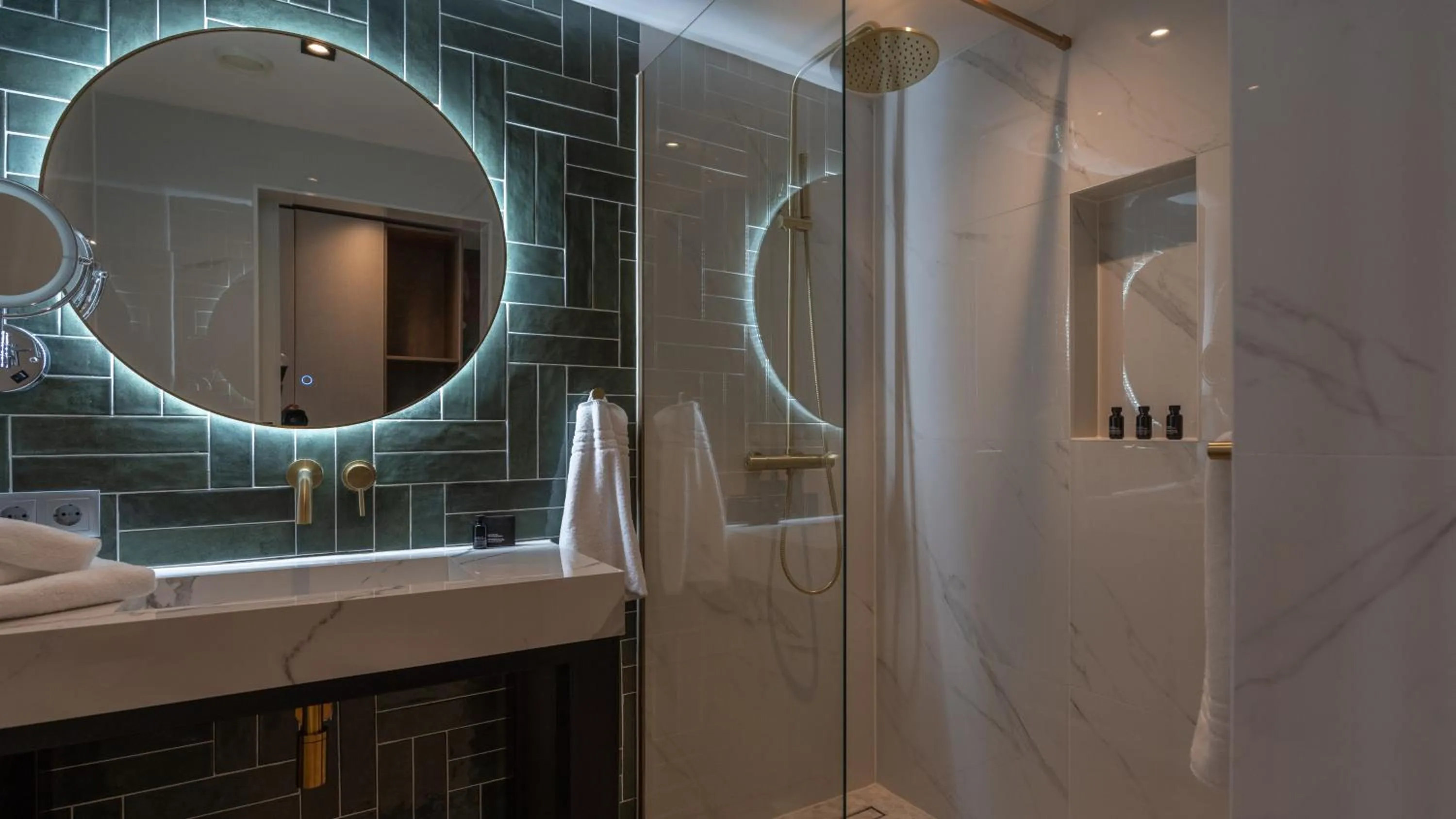 Shower in Harbor Hotel & Casino Curacao