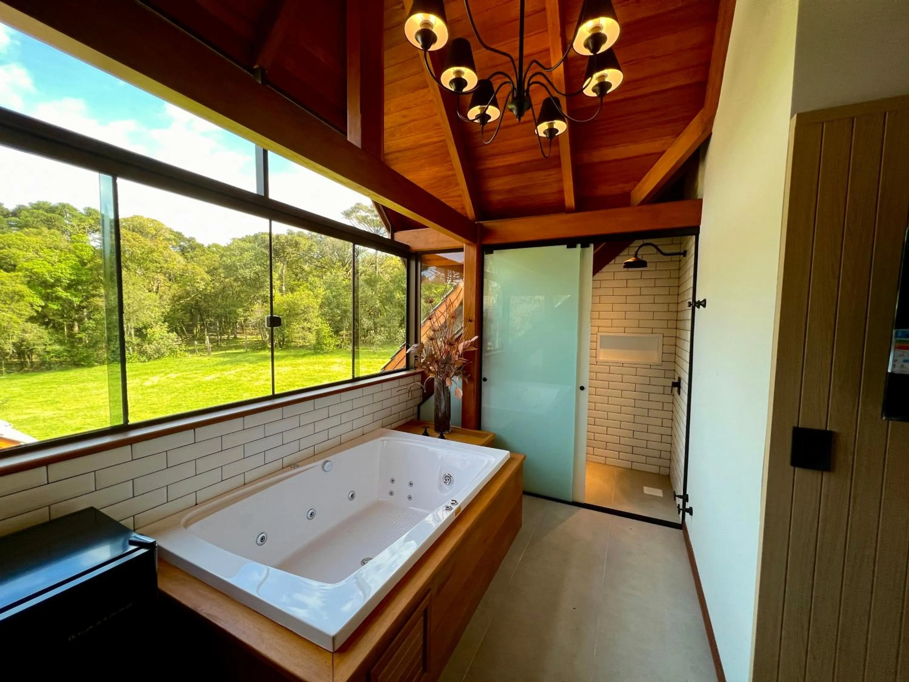 Hot Tub, Bed in WoodStone Hotel Fazenda
