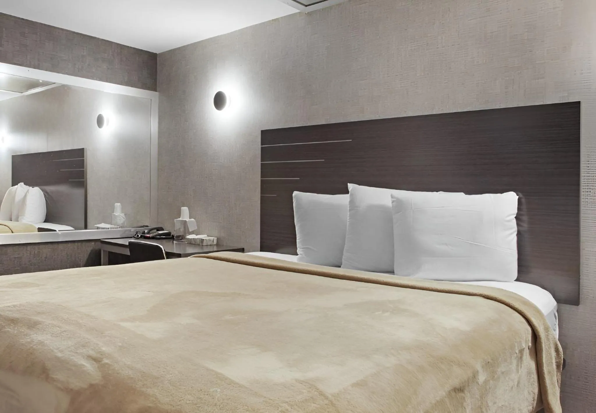 Bed in Hotel OPUS Bronx Near Bay Plaza Mall