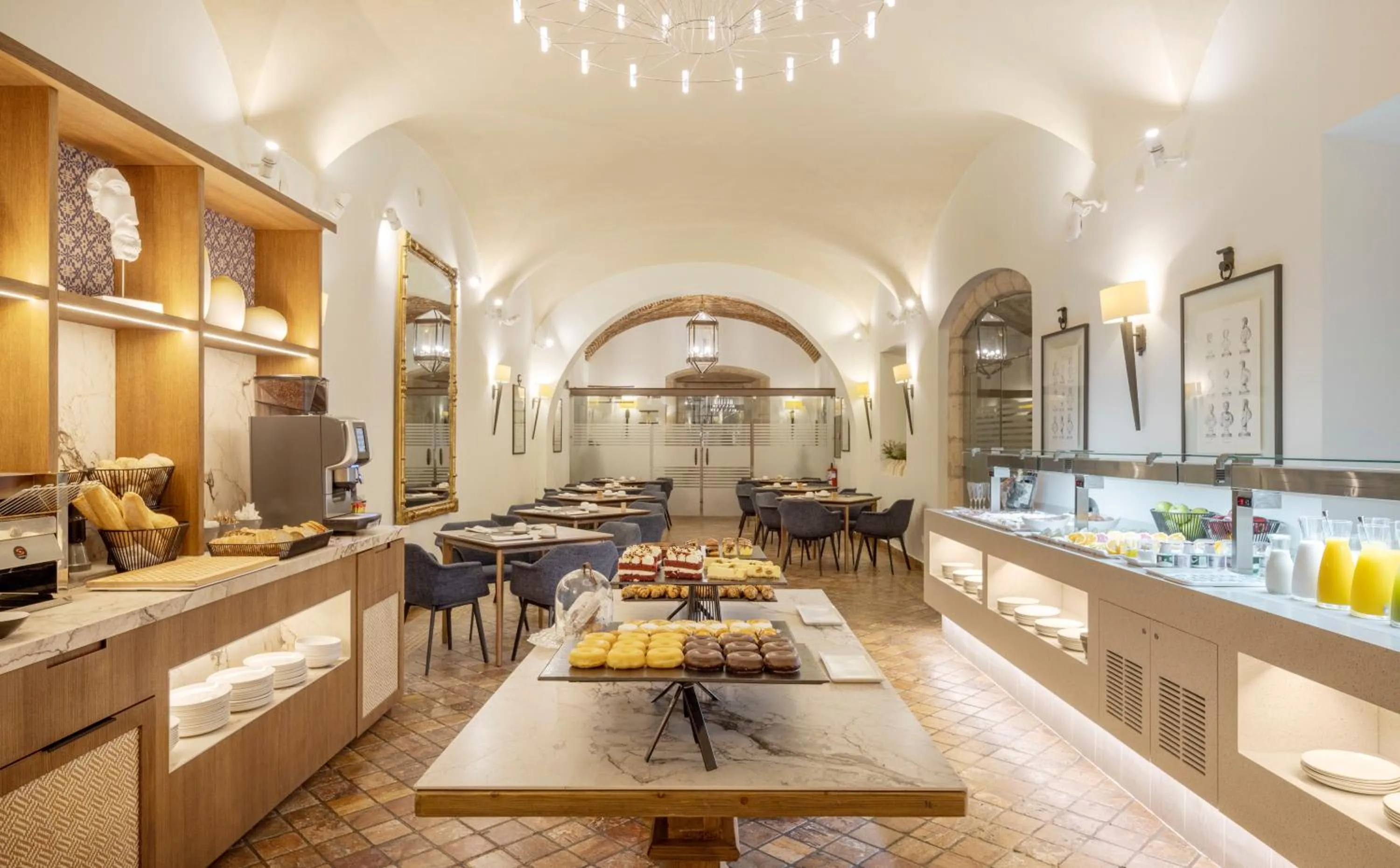 Restaurant/places to eat in Hotel Ilunion Mérida Palace