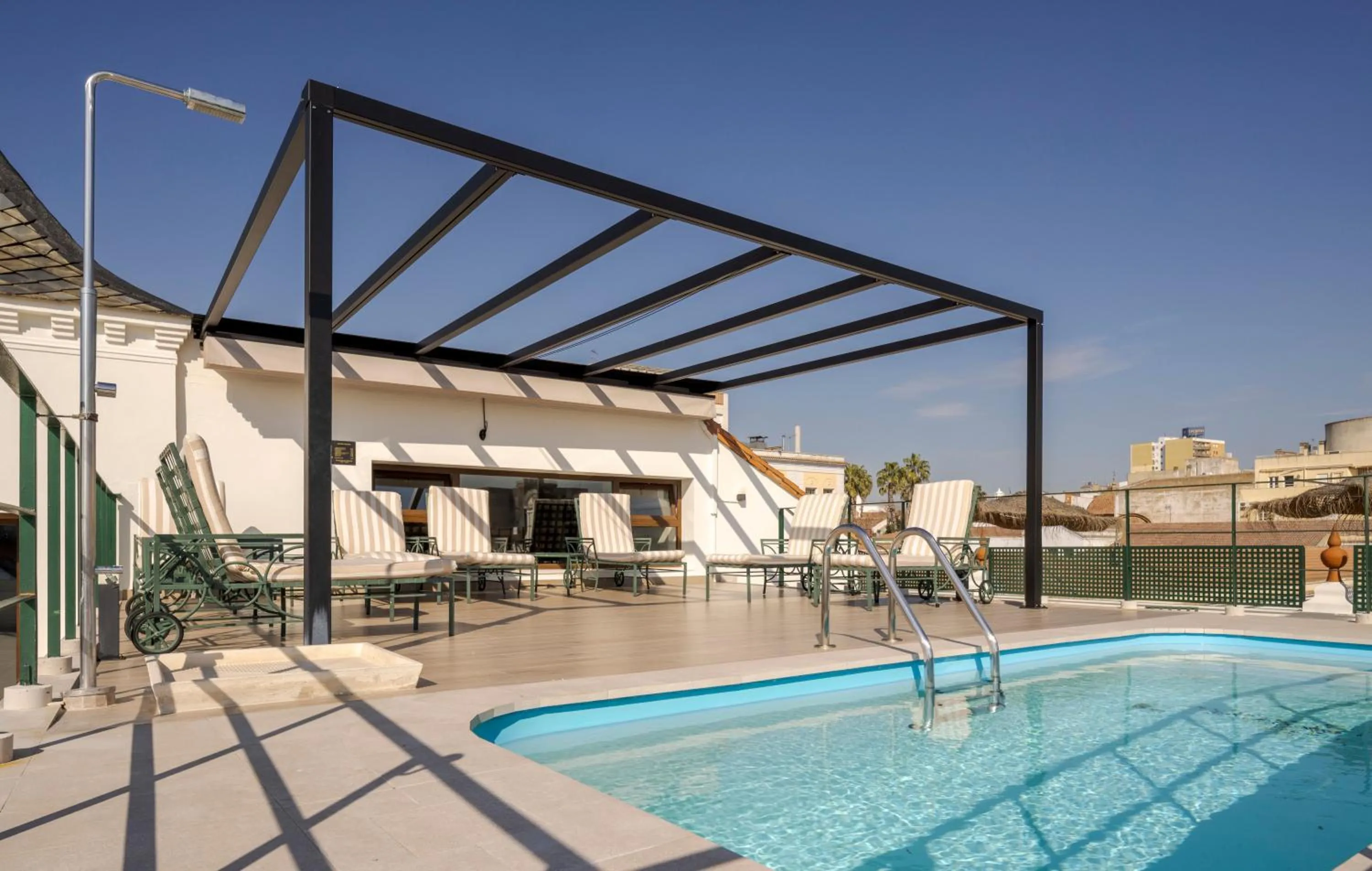 Swimming pool in Hotel Ilunion Mérida Palace