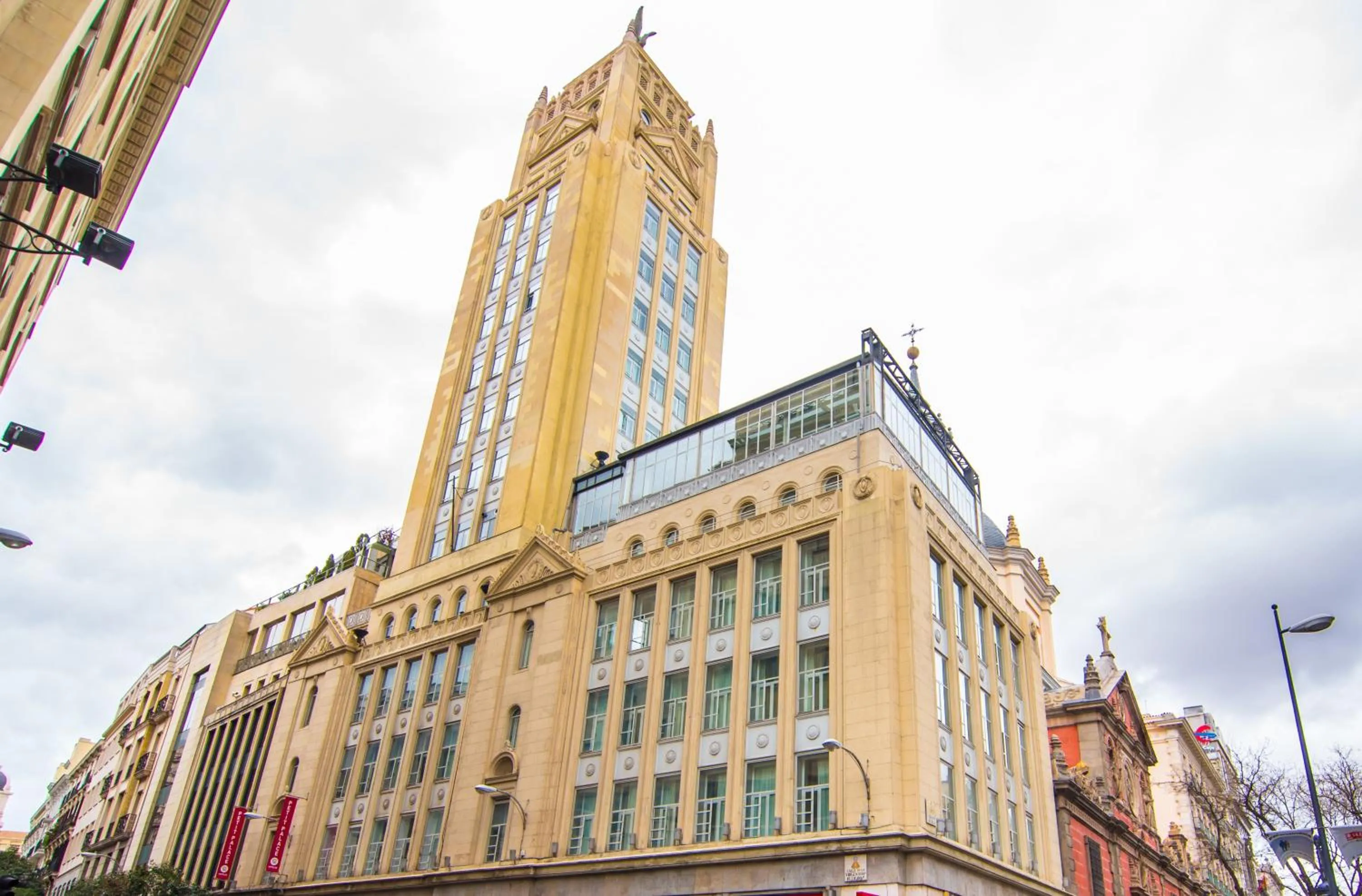 Facade/entrance in Petit Palace Alcalá