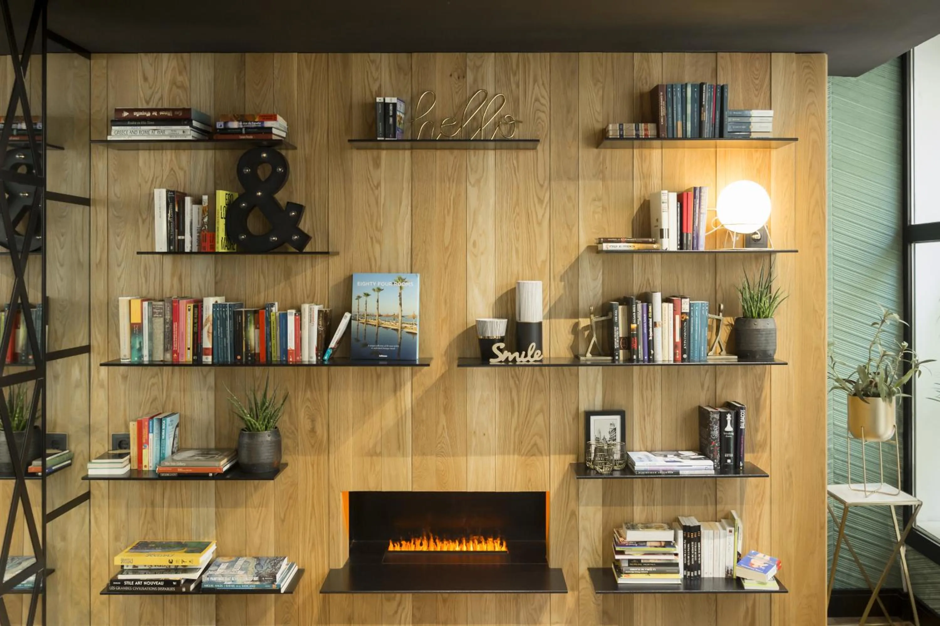 Library in Petit Palace Alcalá