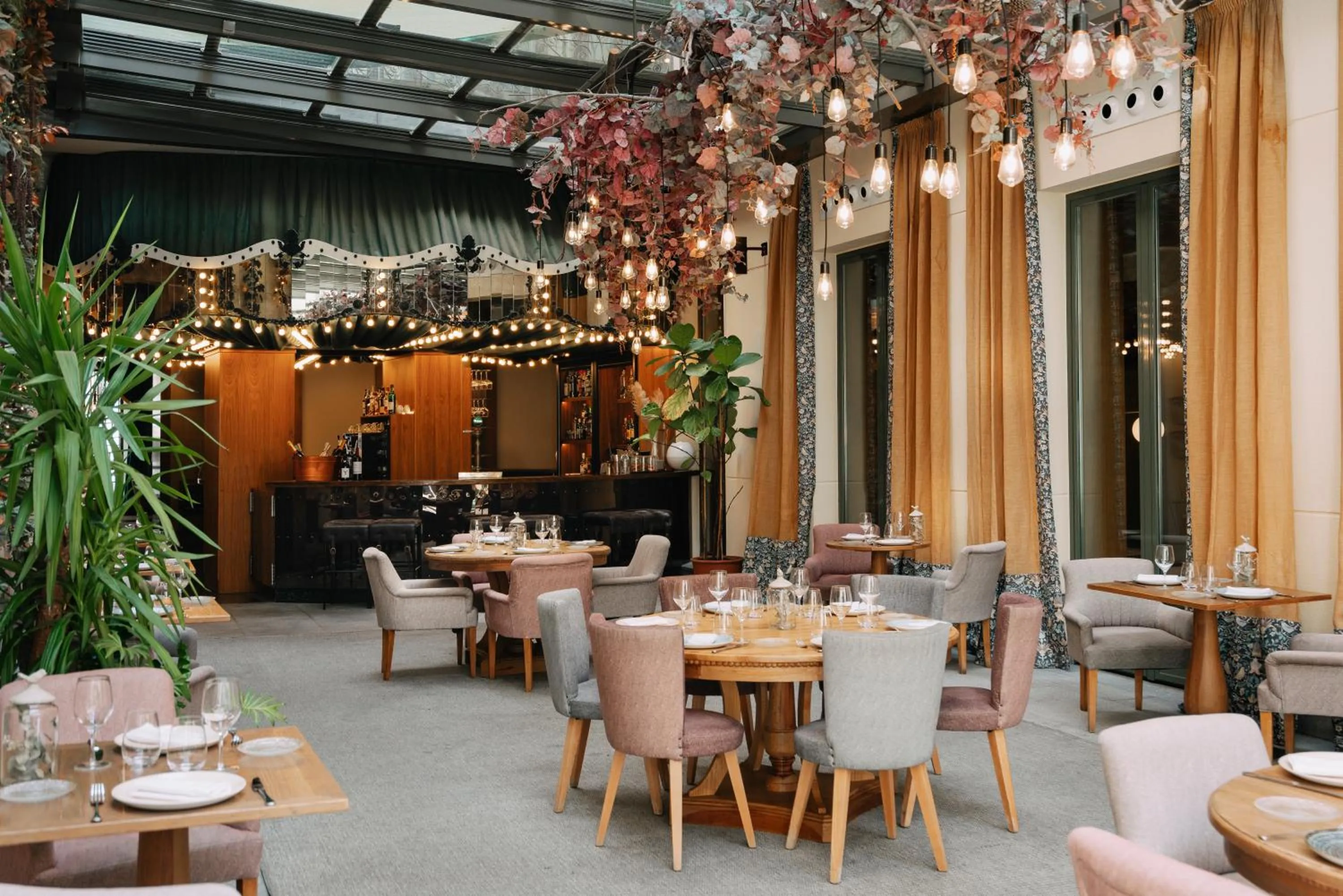 Restaurant/places to eat in Vincci Soho