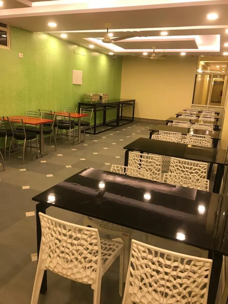 Restaurant/places to eat in Hotel Shree Shyam By WB Inn