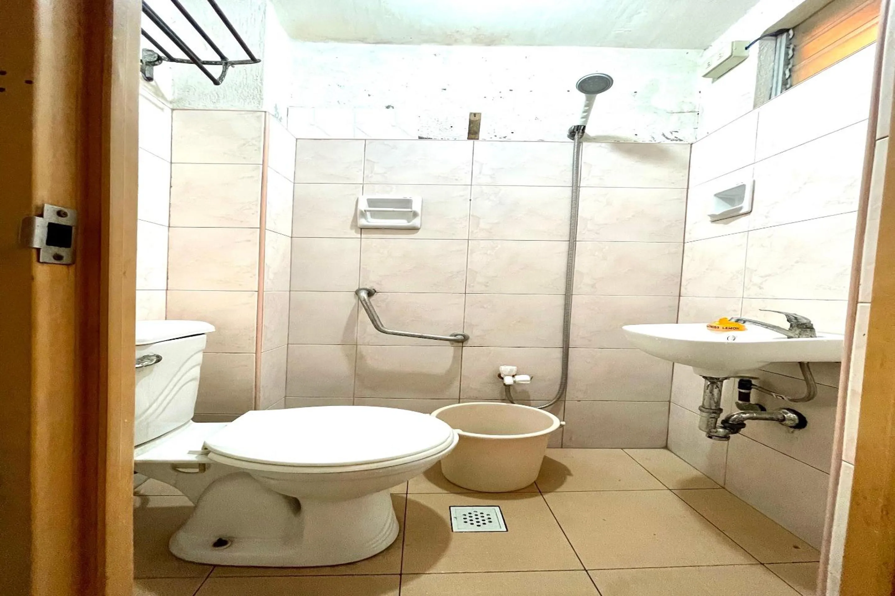 Bathroom in OYO 910 Sabaidee Suites