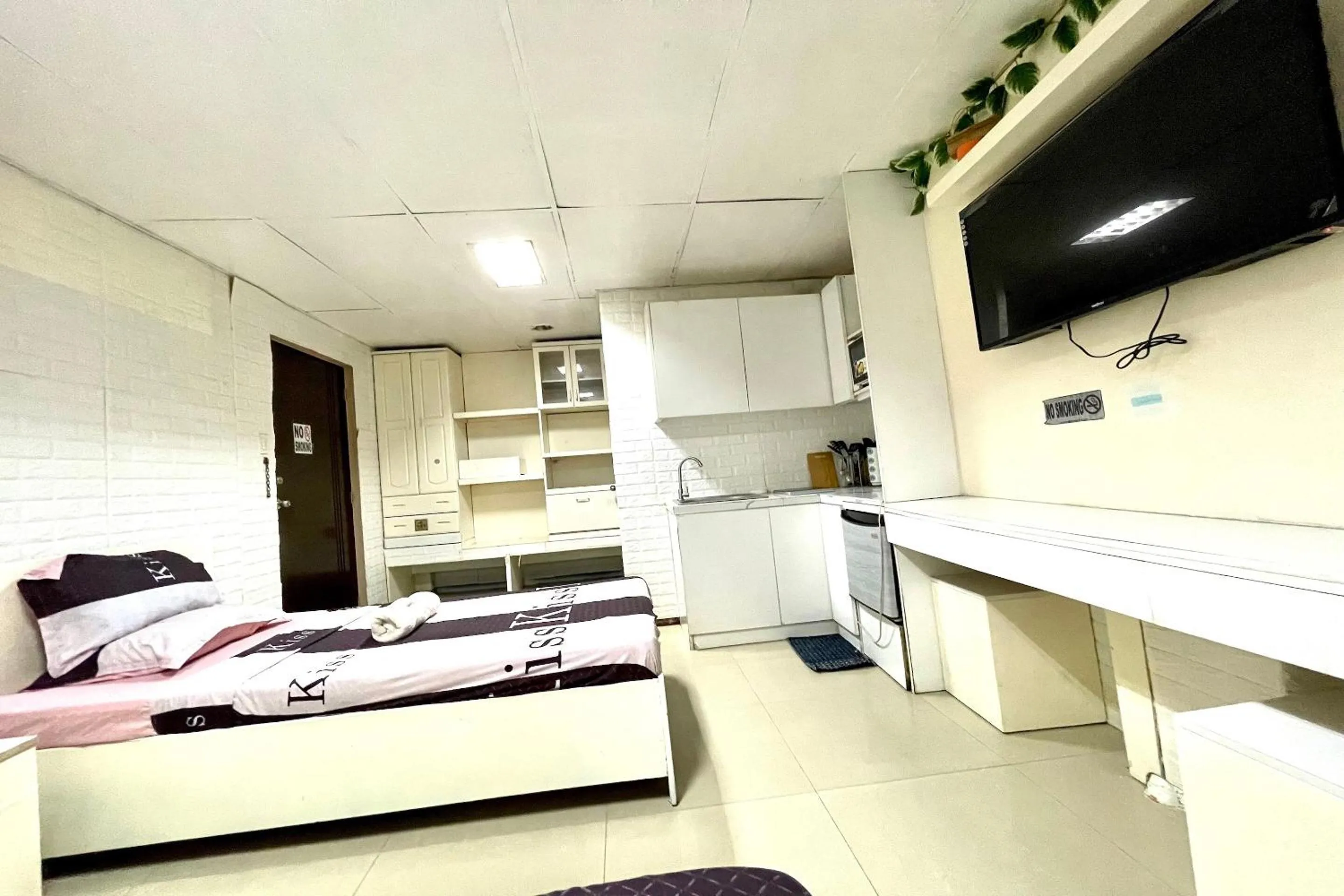 Bedroom in OYO 910 Sabaidee Suites