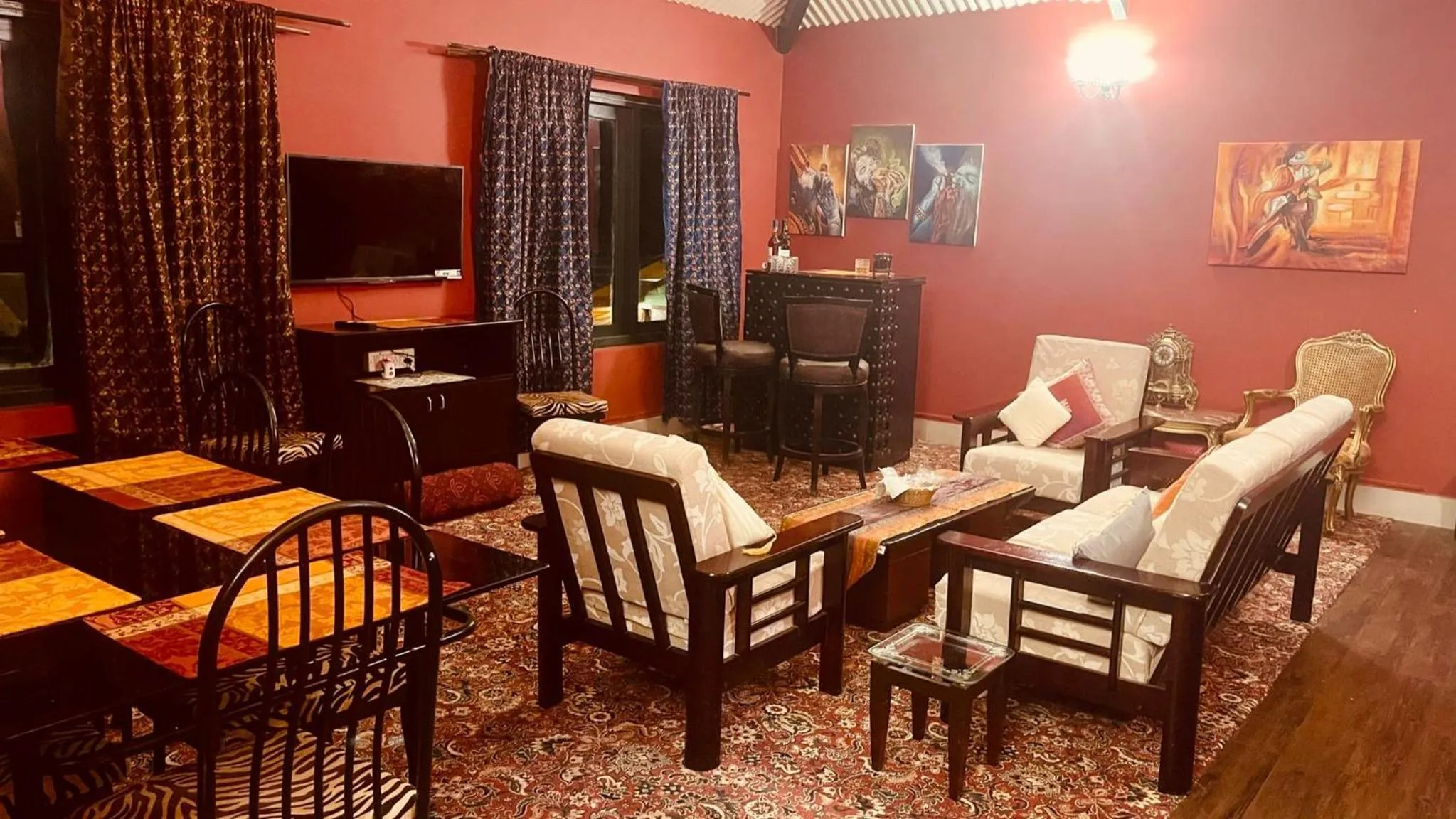 TV and multimedia in Habba Kadal Kashmiri Heritage Hotel & Hub