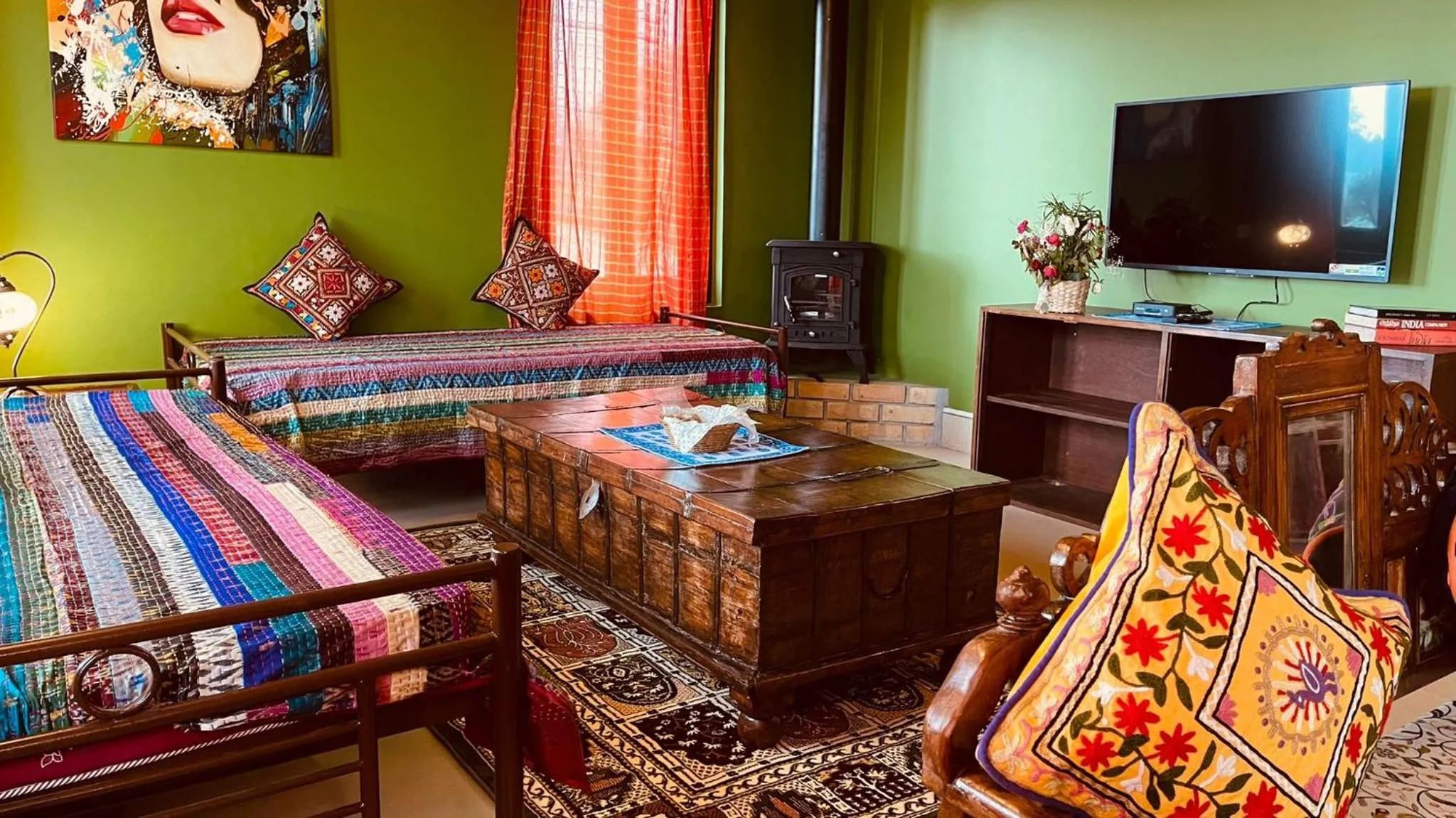 Bed in Habba Kadal Kashmiri Heritage Hotel & Hub