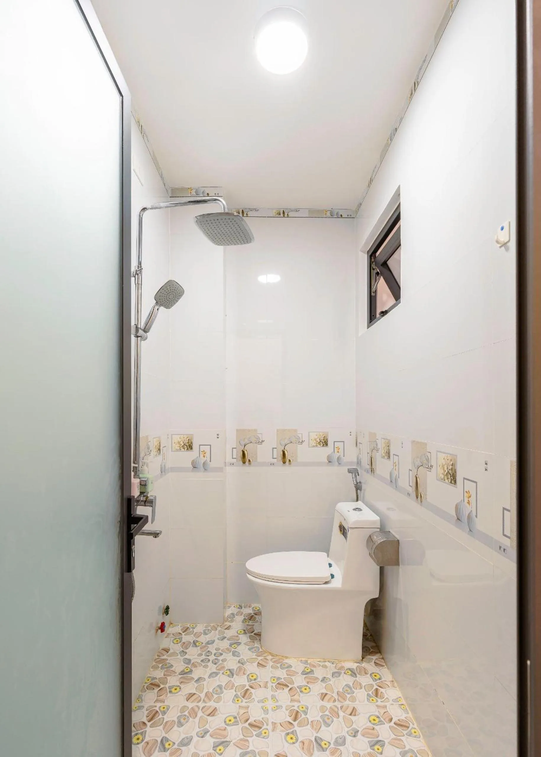 Toilet in Nhat Minh Hotel Dalat