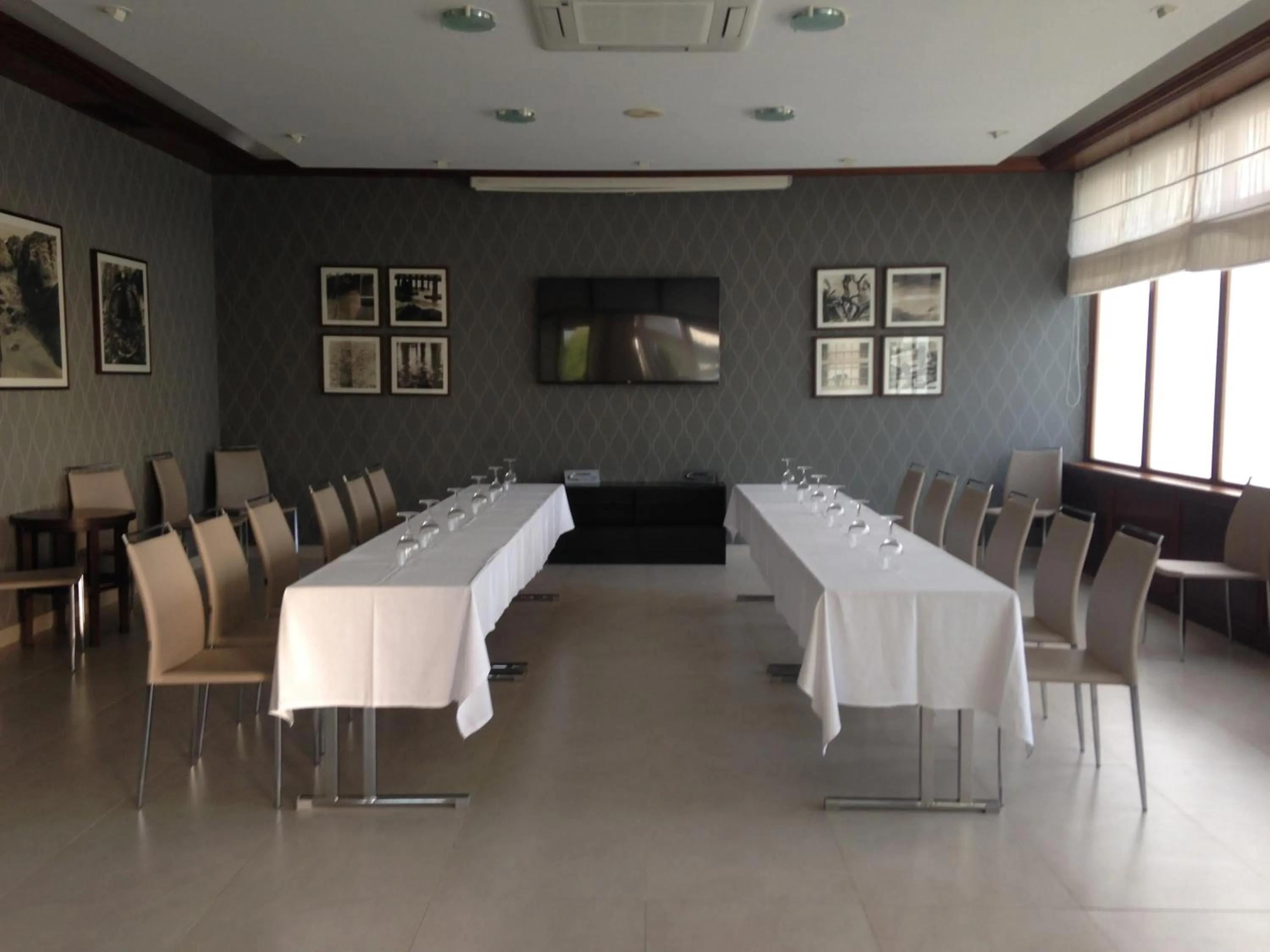 Communal lounge/ TV room in Las Rocas Playa Hotel