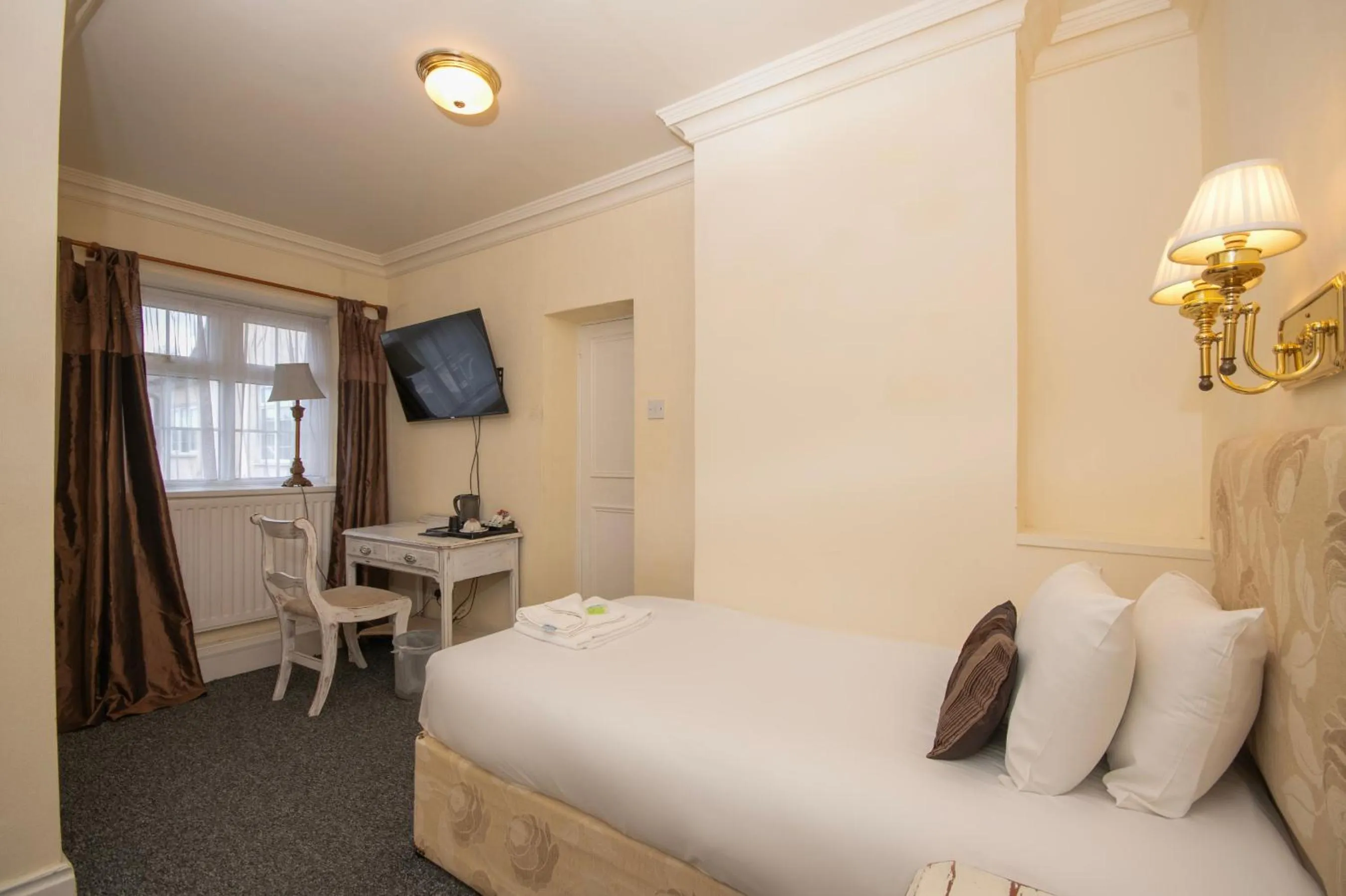 Bed in Northop Hall Country House Hotel