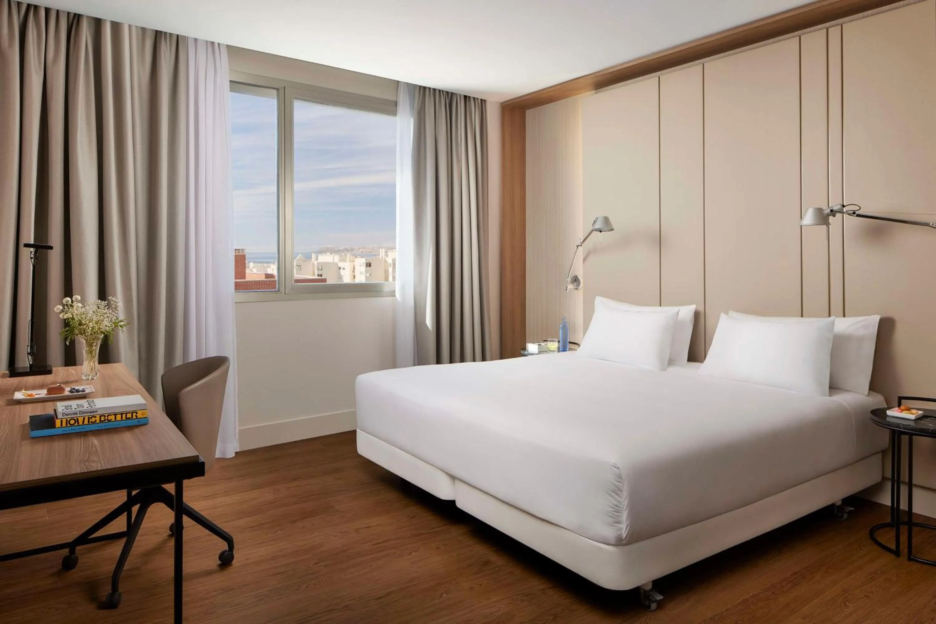 Photo of the whole room, Bed in NH Alicante