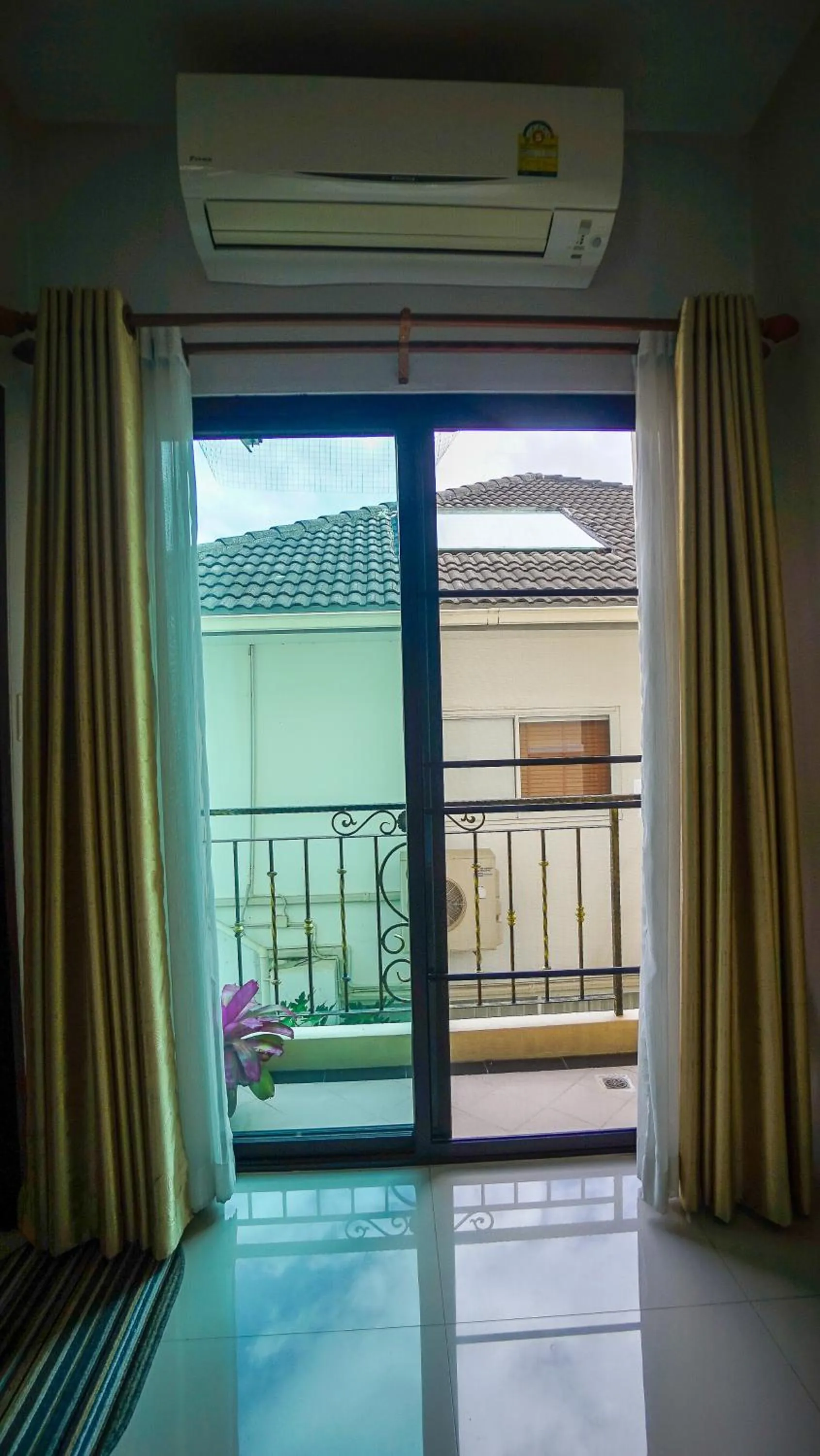 Restaurant/places to eat in Laph Kham House