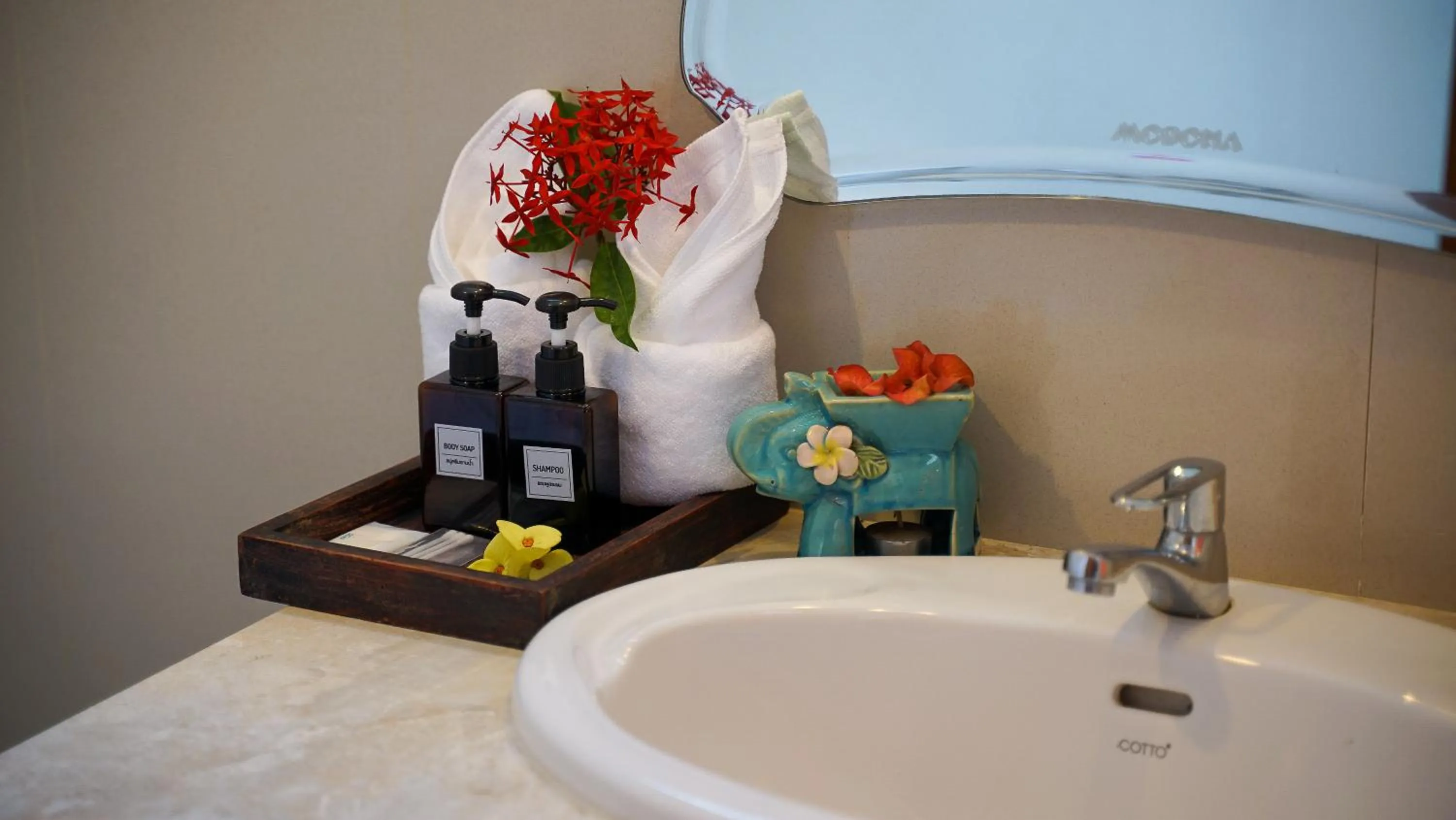 Restaurant/places to eat in Laph Kham House