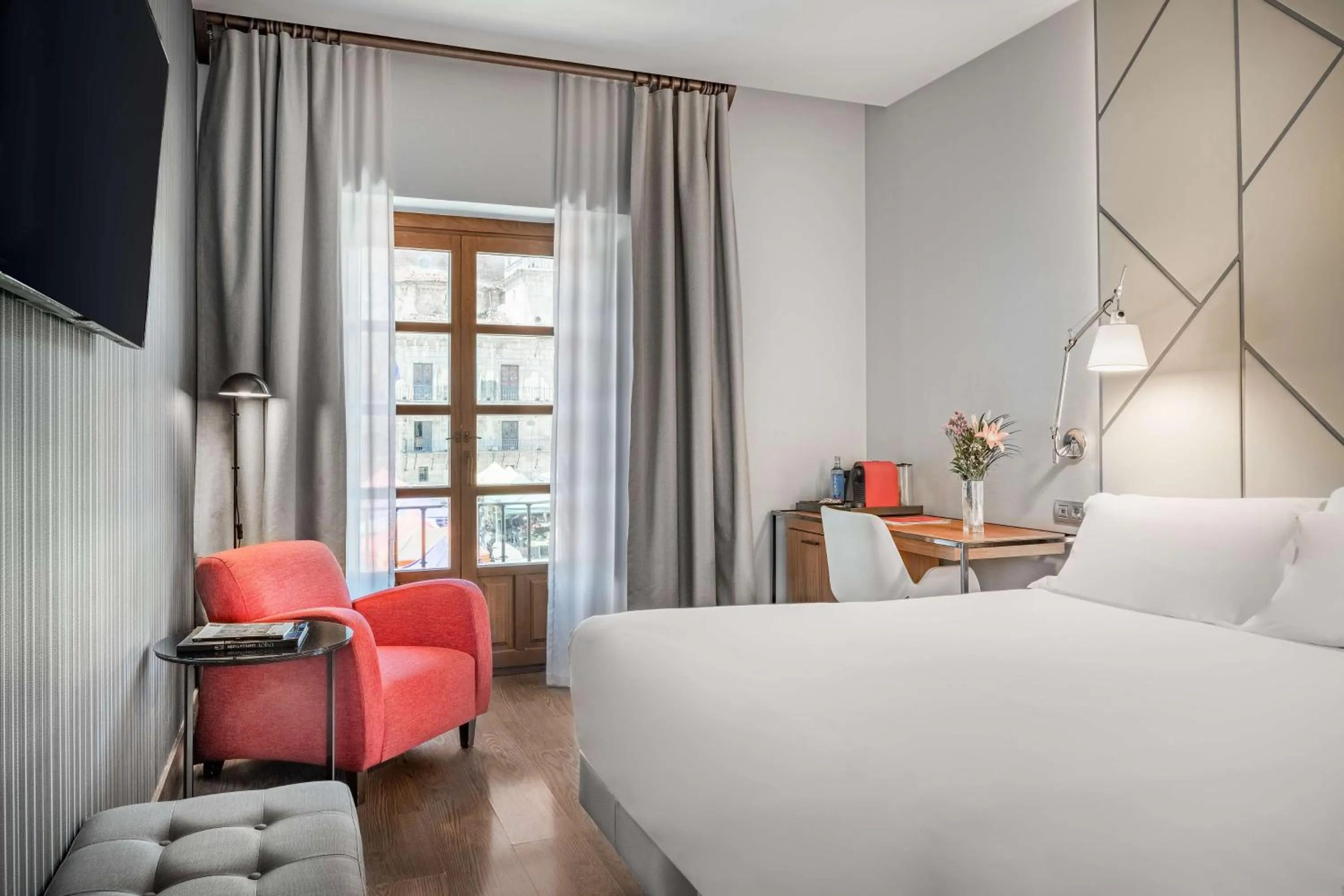 Photo of the whole room, Bed in NH Collection León Plaza Mayor