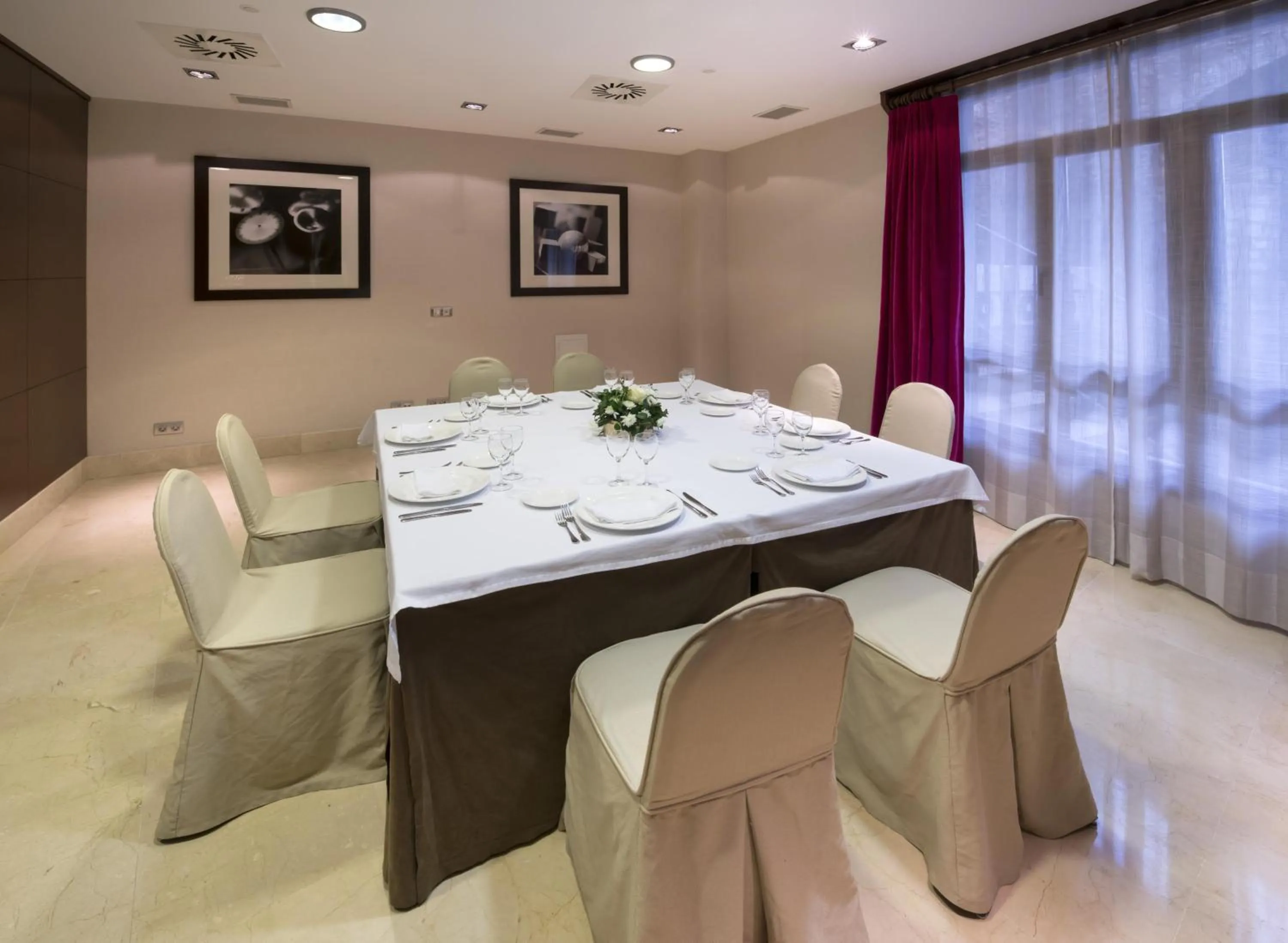 Meeting/conference room in NH Collection León Plaza Mayor