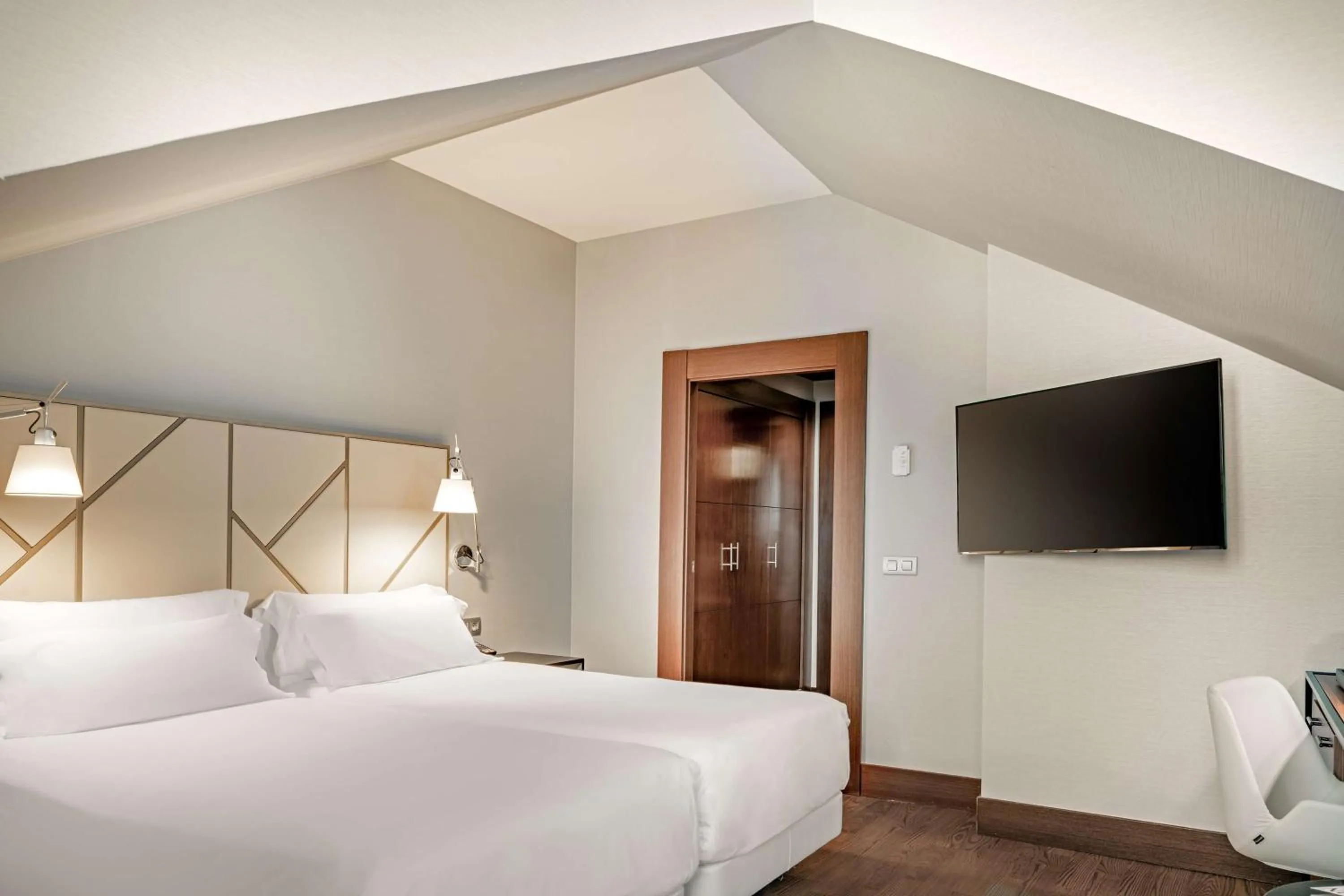 TV and multimedia, Bed in NH Collection León Plaza Mayor